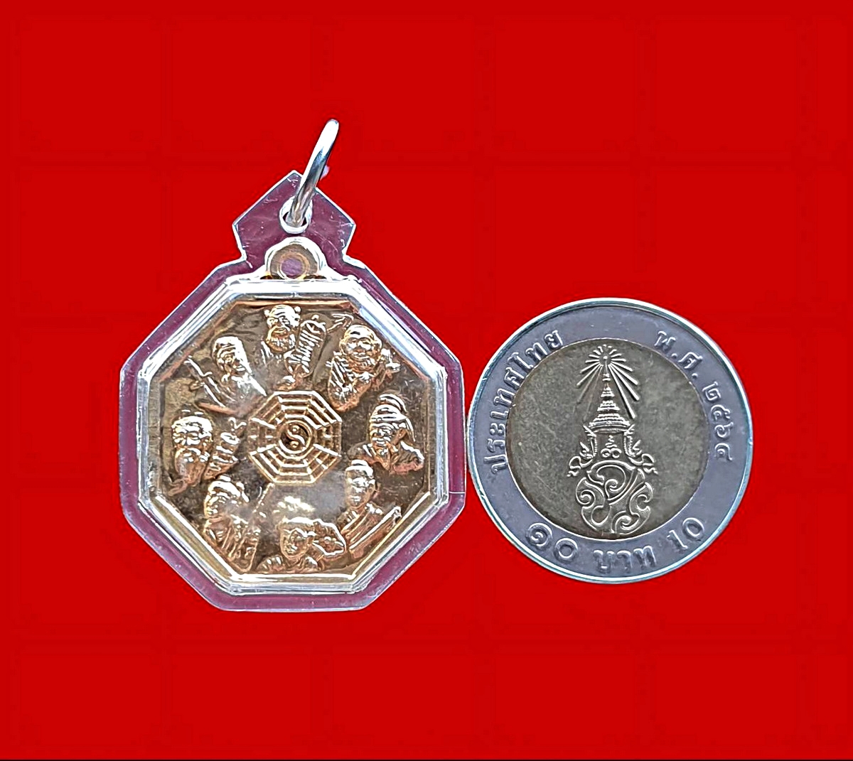 เหรียญแปดเซียนมูลนิธิสว่างเที่ยงธรรมสถานอรัญประเทศ(เม่งเม่งเจี่ยเซียงตั้ว)ปี2544เนื้อกะไหล่ทอง