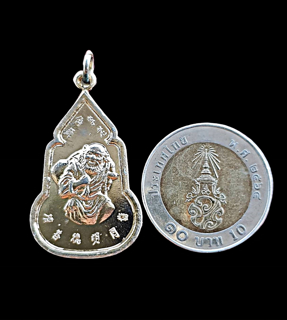 เหรียญองค์เทพเจ้าหลี่เถียไกว่หรือลี้ทิไกว้หนึ่งในโป๊ยเซียนด้านหลังพระพุทธชินราชมูลนิธิสว่างกุศลธรรมสถานเนื้อกะไหล่ทอง