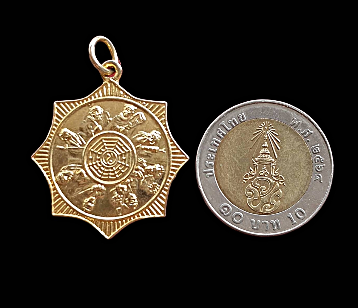 เหรียญโป๊ยเซียนโจวซือด้านหลังองค์ไต้ฮงกงที่ระลึกงานล้างป่าช้ามูลนิธิส่งเสริมธรรมแห่งอุดรธานีครั้งที่1ปี2544เนื้อกะไหล่ทอง