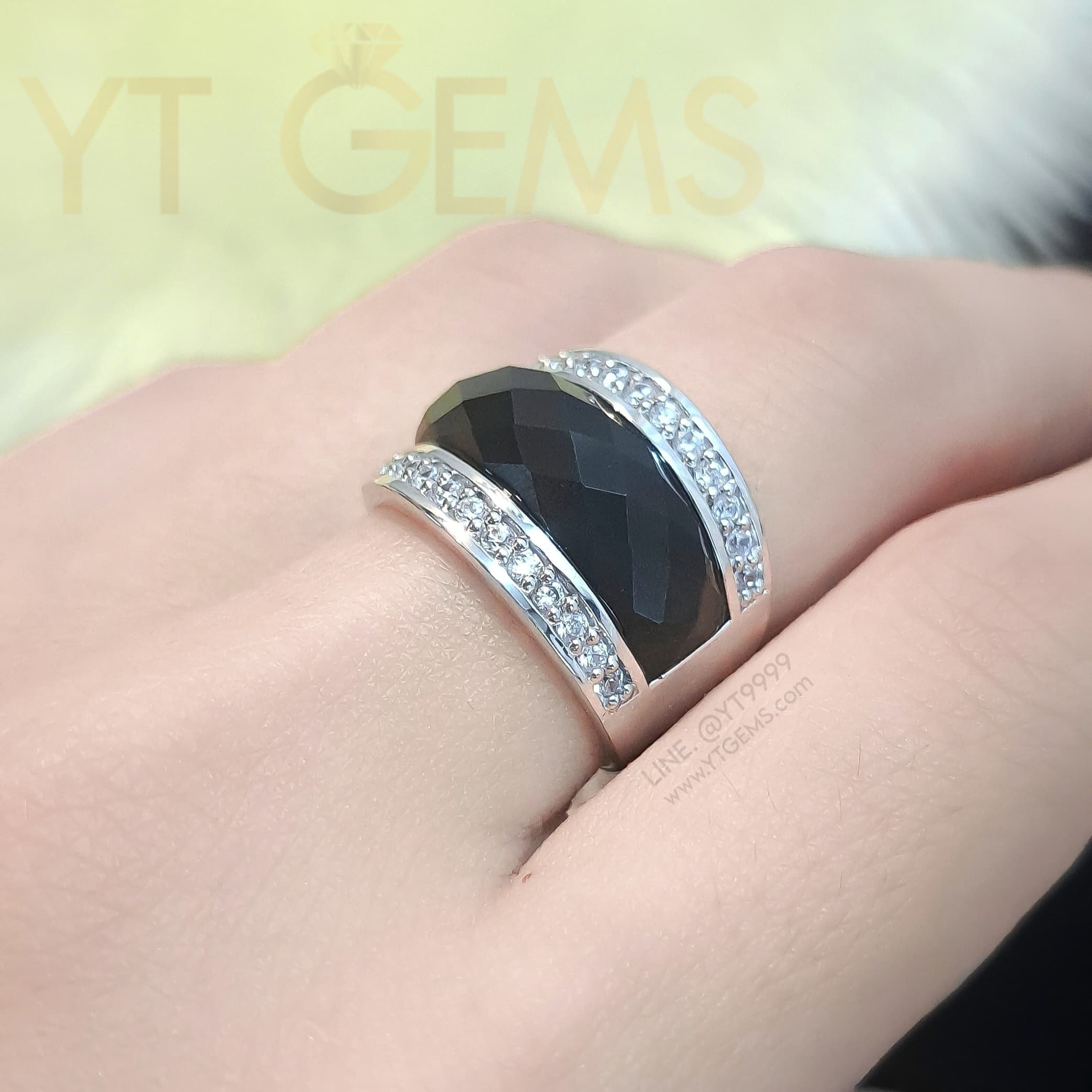 [สำหรับ ราคาส่ง ขั้นต่ำ 5 ชิ้น] แหวน นิลแท้ ขนาบเพชร เงินแท้ ชุบทองคำขาว (นิลกาญจนบุรี) YTG-11532-WH YTGEMS 5 ชิ้น