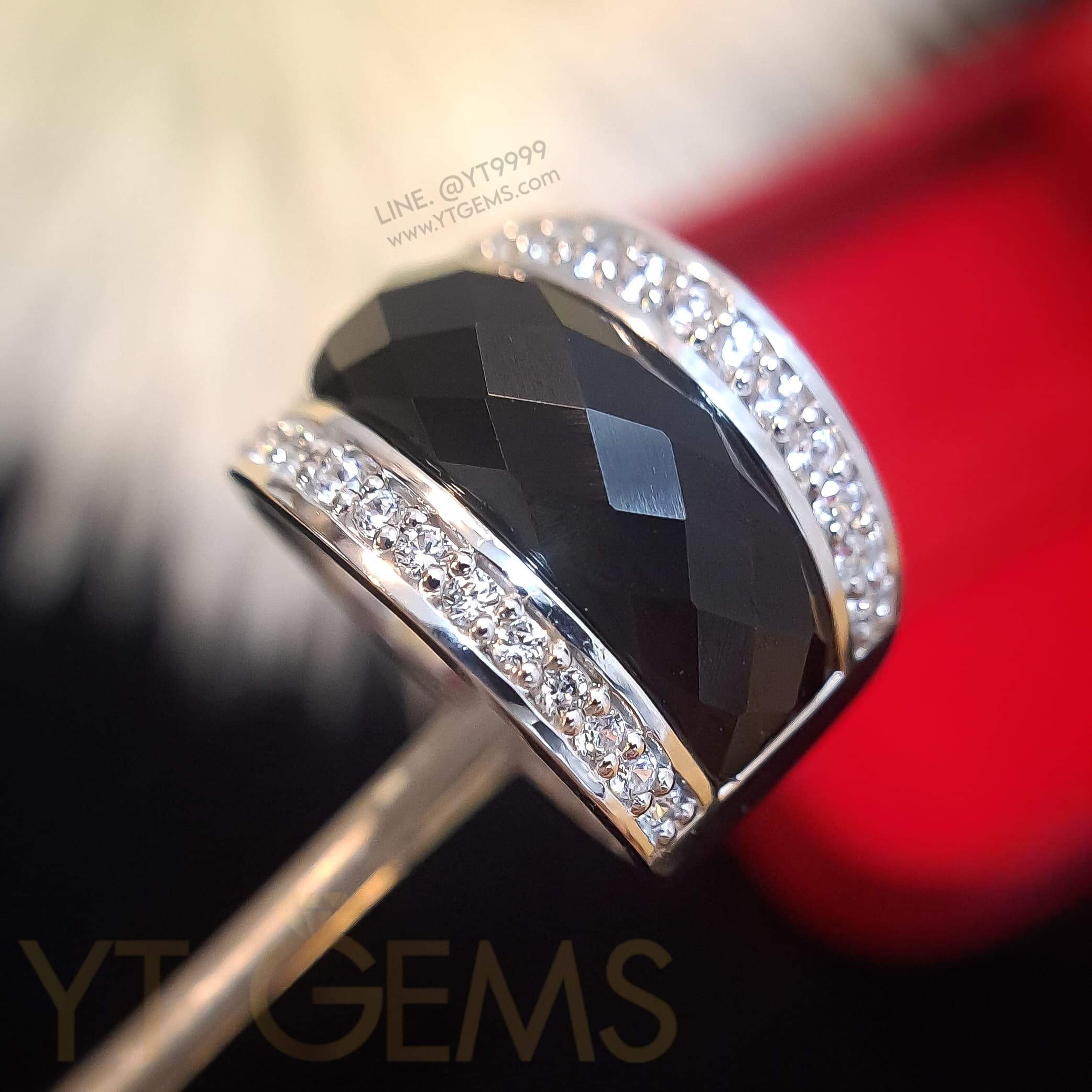 [สำหรับ ราคาส่ง ขั้นต่ำ 5 ชิ้น] แหวน นิลแท้ ขนาบเพชร เงินแท้ ชุบทองคำขาว (นิลกาญจนบุรี) YTG-11532-WH YTGEMS 5 ชิ้น