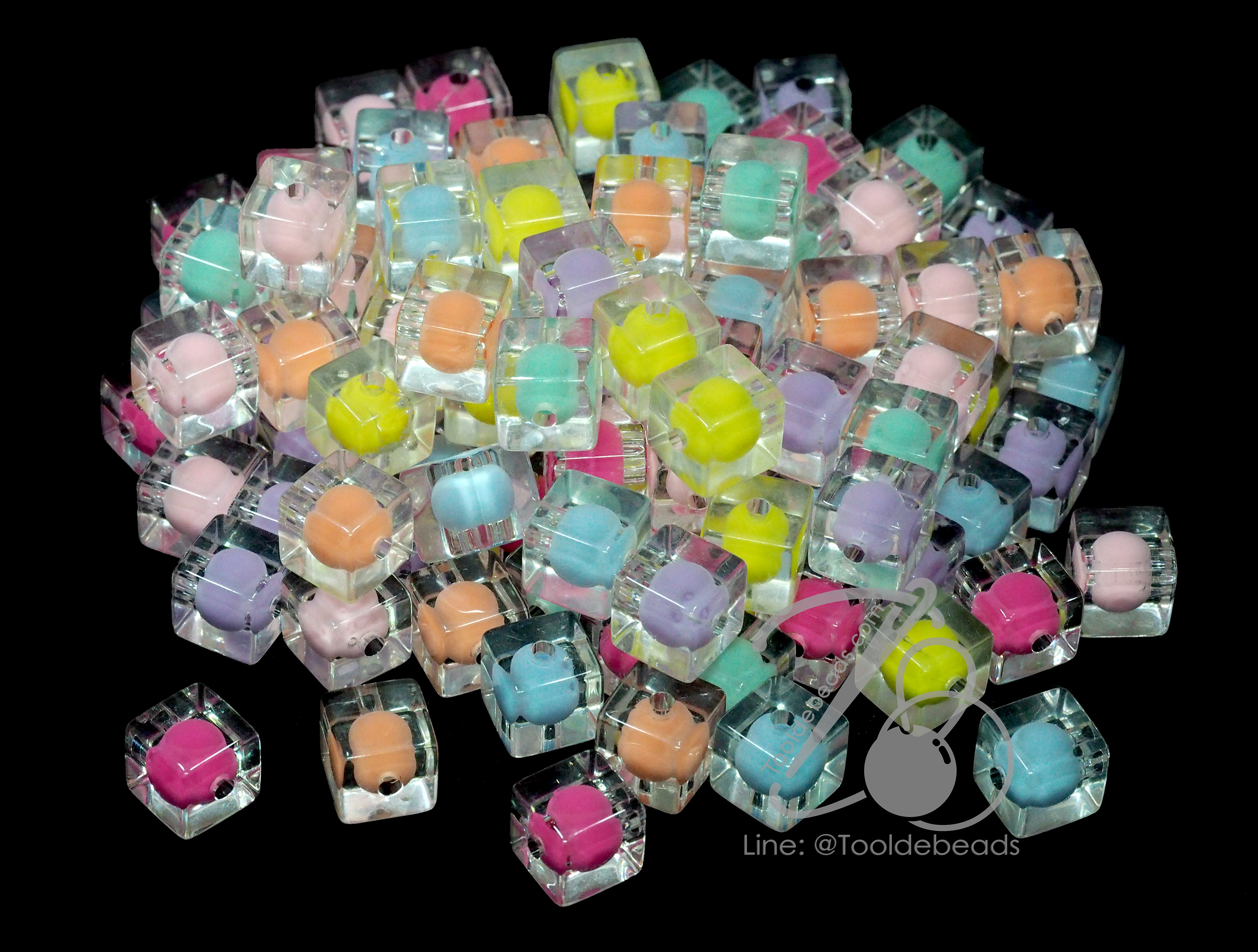 ลูกปัดอะคริลิค 10มม. ลายเต๋าเหลี่ยมสอดไส้ คละสีใส (500 กรัม) SKU-15814