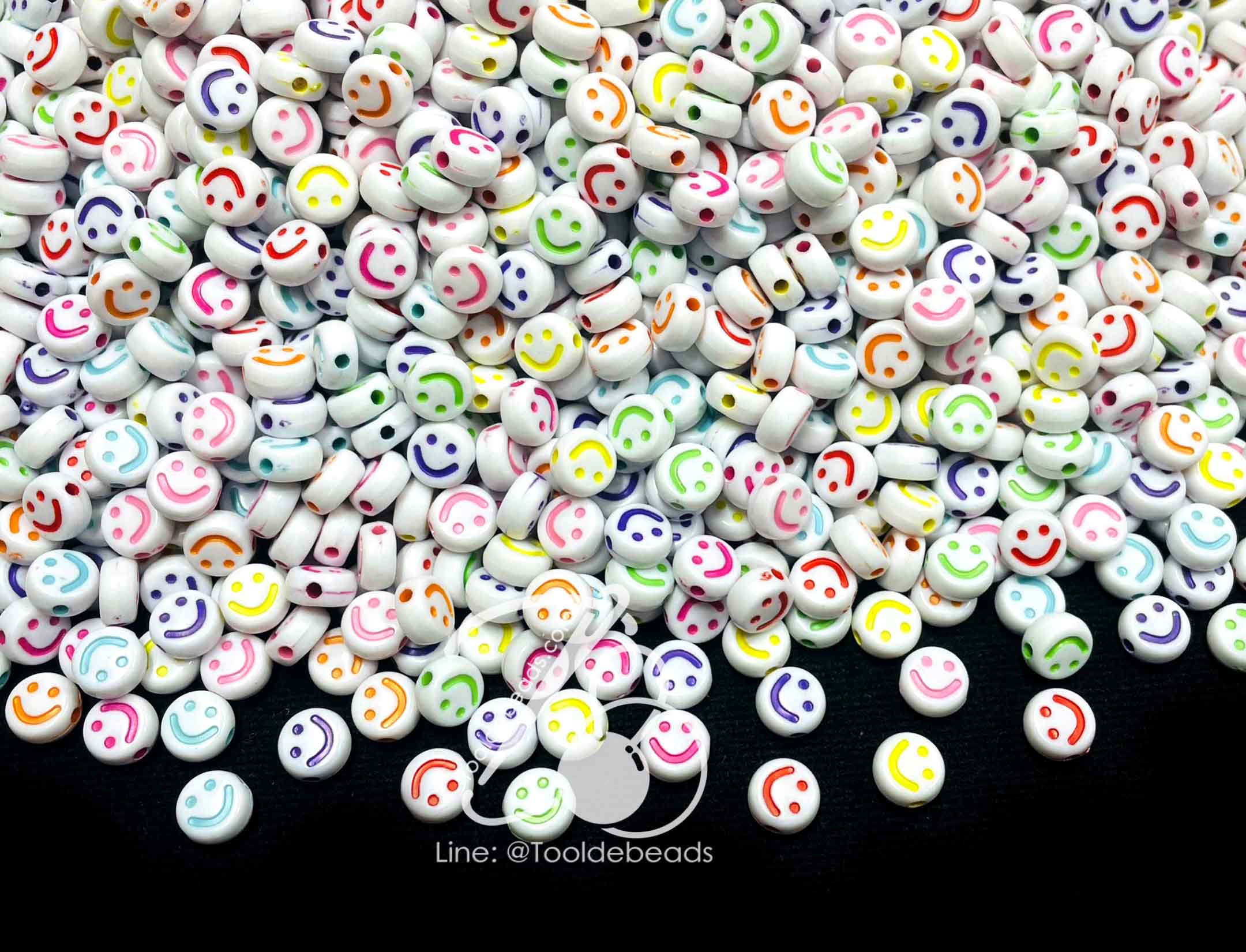ลูกปัดอะคริลิค 6มม. ลายหน้ายิ้ม พื้นขาว คละสีสด (100 กรัม) SKU-12935