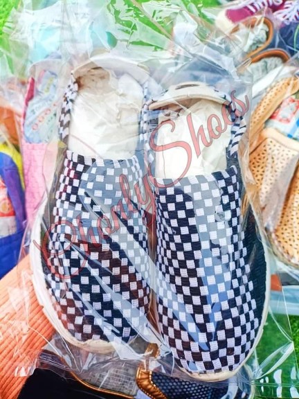 ขายส่งรองเท้ามือสอง