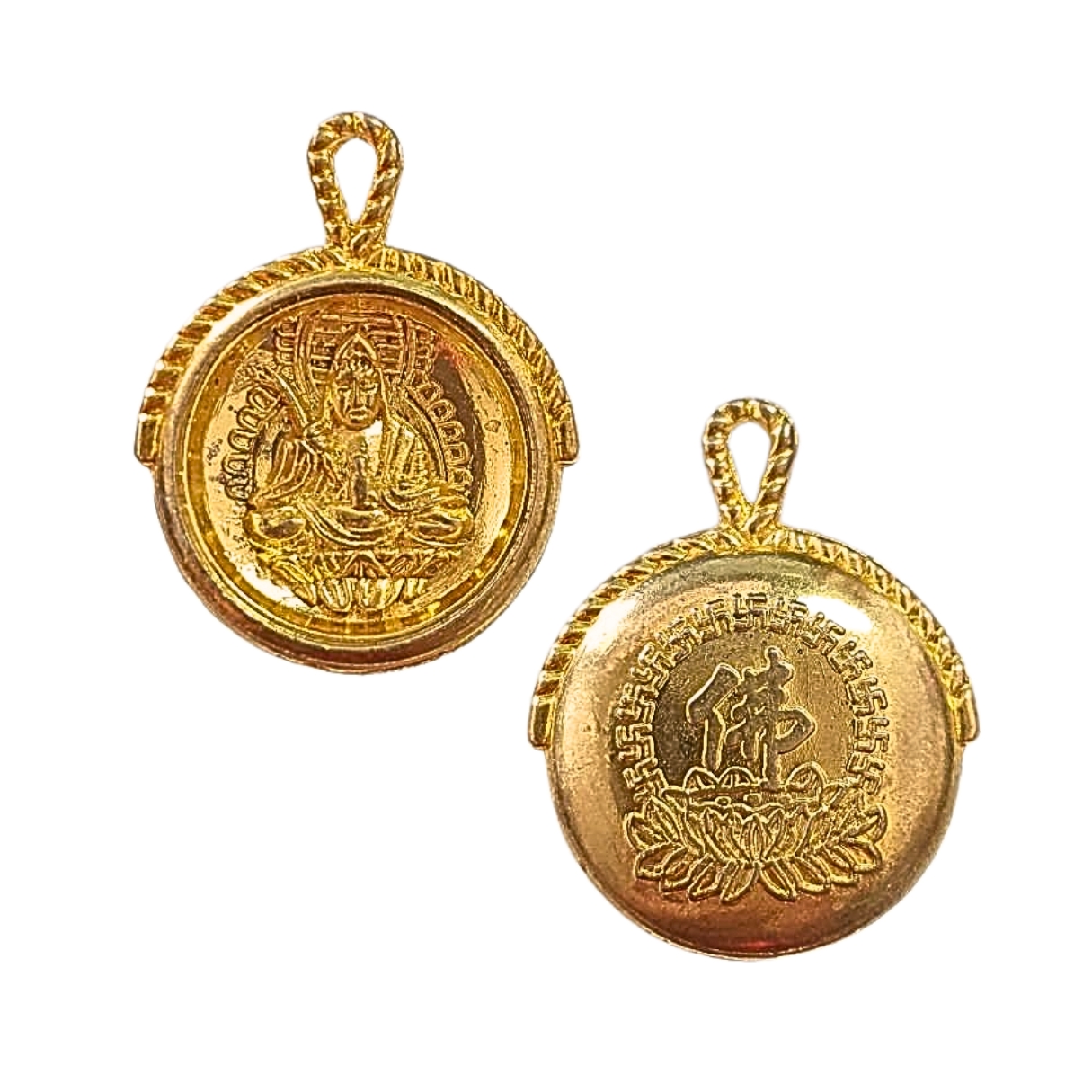 เหรียญพระโพธิสัตว์เจ้าแม่กวนอิมนั่งประทับบนดอกบัวด้านหลังตัวหนังสือจีนเขียนว่าฮุค(พระ)เนื้อกะไหล่ทอง