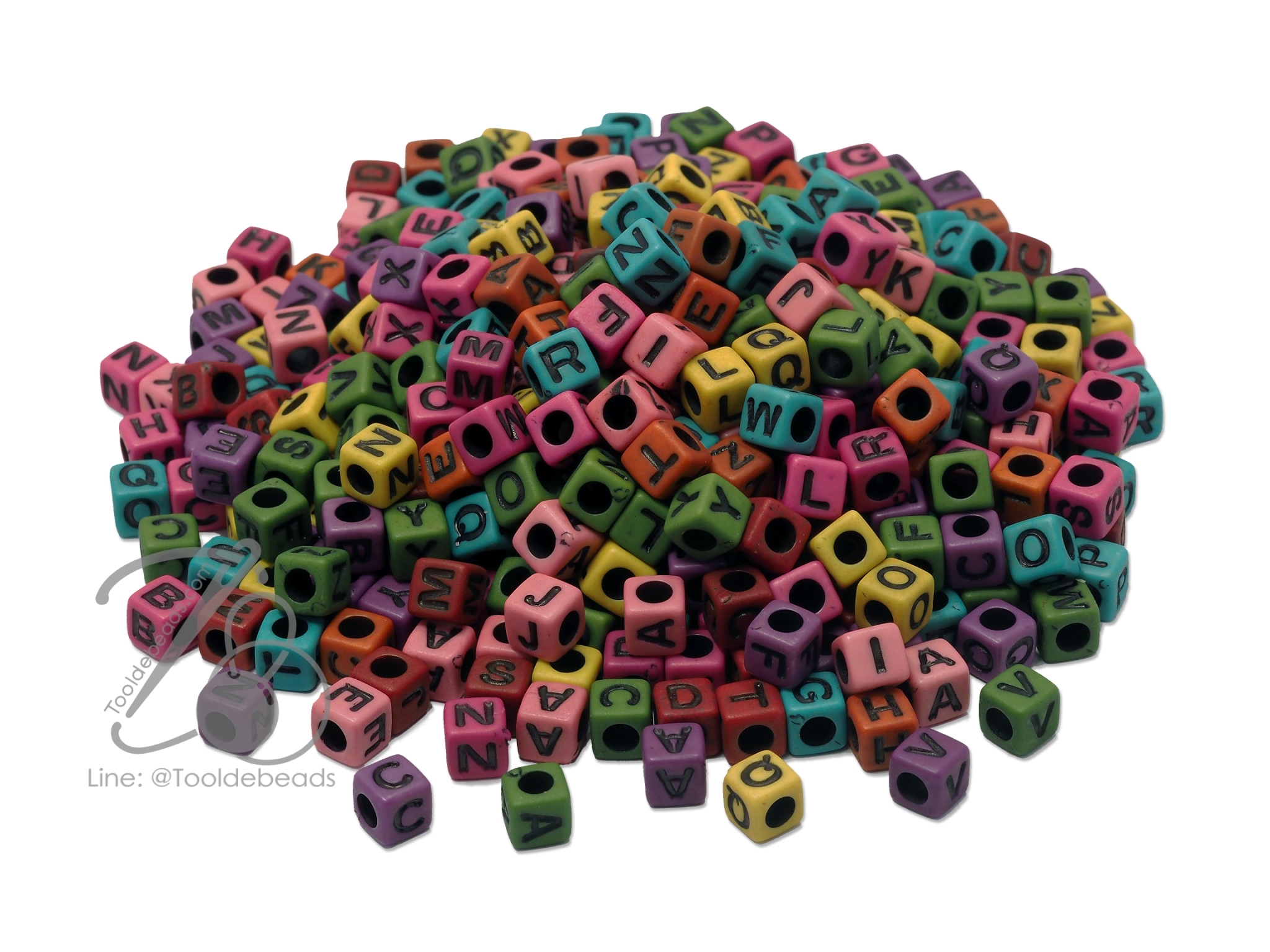 ลูกเต๋าตัวอักษร 6*6มม. คละสีพื้นเข้ม อักษรดำ (80 กรัม) SKU-09676