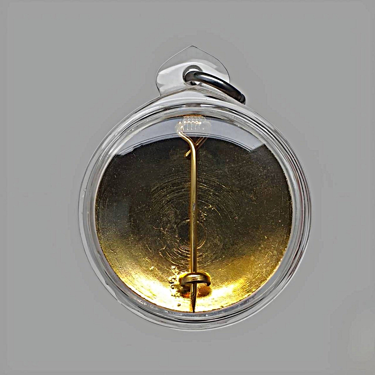 เหรียญเข็มกลัดไต้ฮงกงโจวซือมูลนิธิประสาทบุญสถานเนื้อกะไหล่ทองลงยาสีแดง