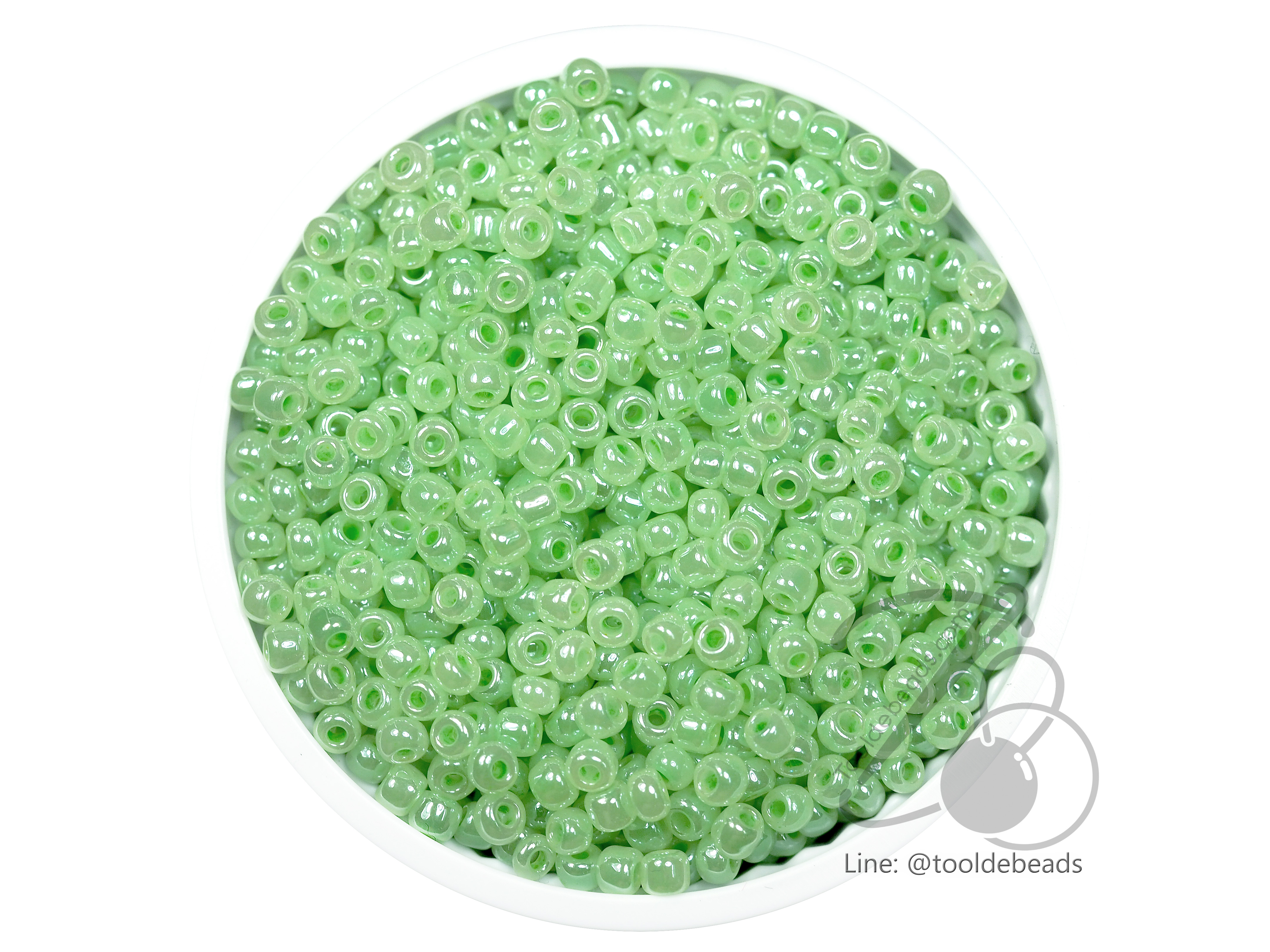 ลูกปัดเม็ดทราย 8/0 โทนมุก สีเขียว (100 กรัม) SKU-03981