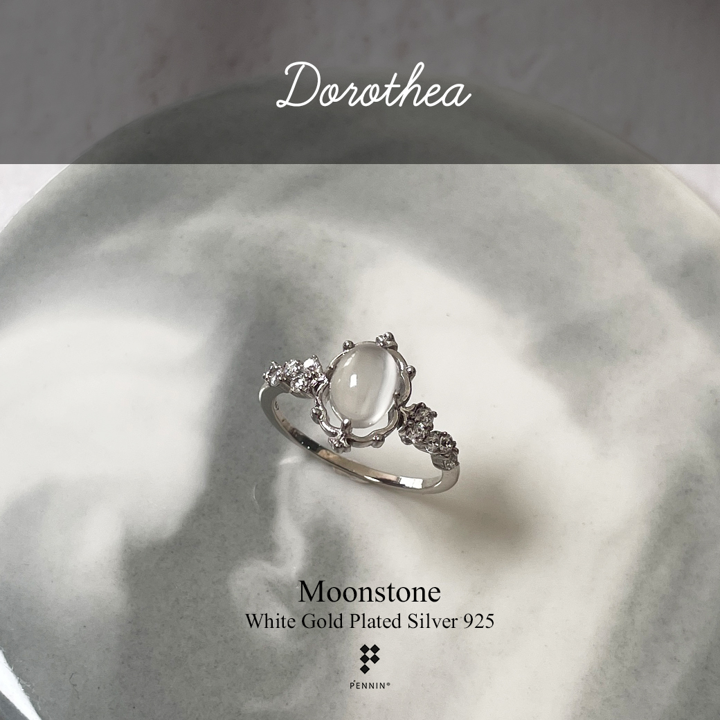 DOROTHEA: แหวนมุกดาหาร (Moonstone) 8x6mm แซมเพชร CZ ดีไซน์แนววินเทจ เงินแท้ชุบทองคำขาว