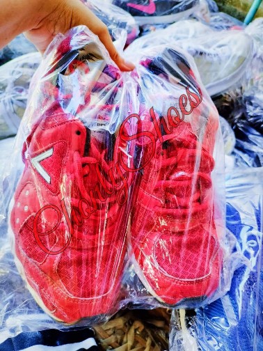 รองเท้าผ้าใบมือสอง