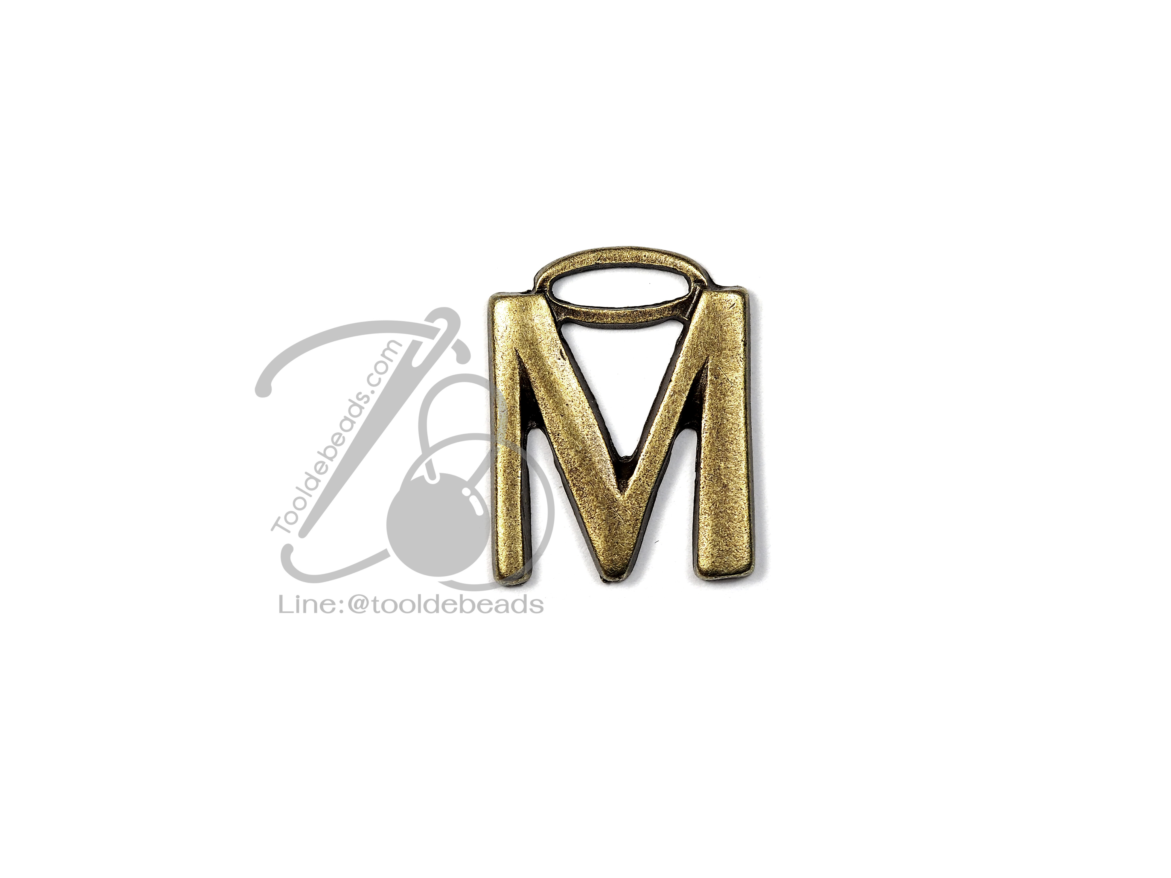 จี้เหล็ก 181 17*22มม. ลายตัว M สีสนิม (1 ชิ้น) SKU-00556