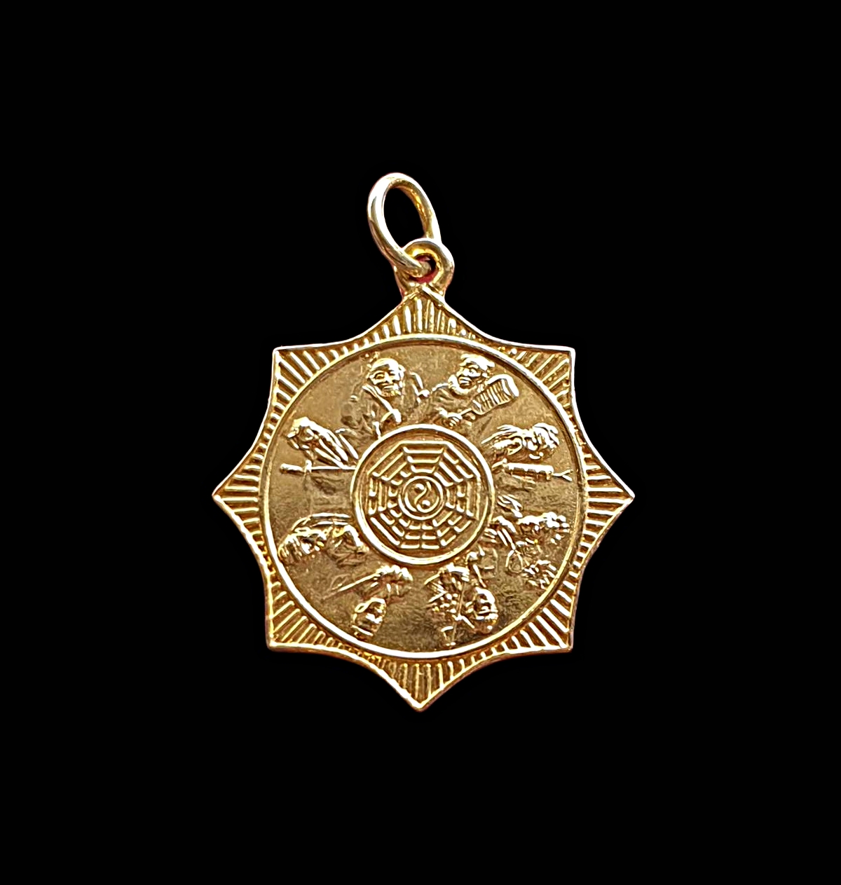 เหรียญโป๊ยเซียนโจวซือด้านหลังองค์ไต้ฮงกงที่ระลึกงานล้างป่าช้ามูลนิธิส่งเสริมธรรมแห่งอุดรธานีครั้งที่1ปี2544เนื้อกะไหล่ทอง