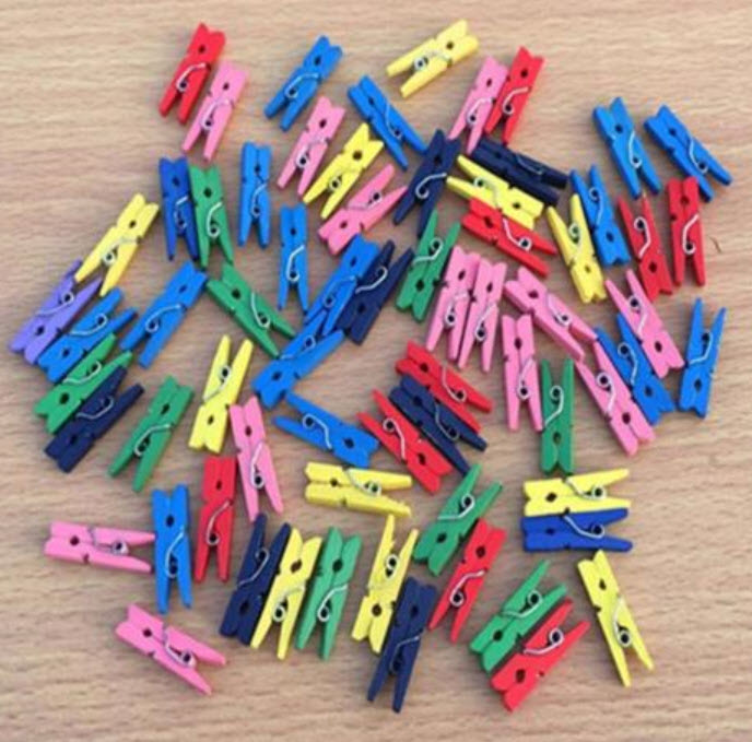 ไม้หนีบจิ๋วสี ชุดละ 20 อัน