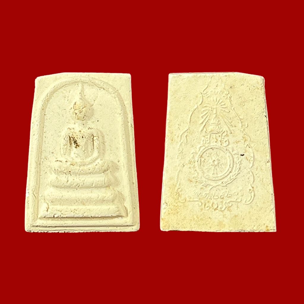 พระสมเด็จสามชั้นเนื้อผงพุทธคุณด้านหลังปั้มตราวัดสร้างปีพ.ศ.2520
