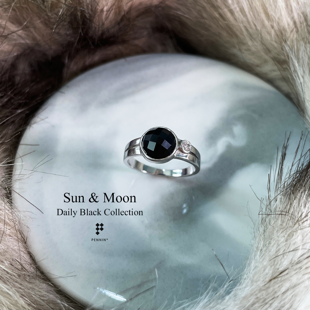 แหวนนิล Sun & Moon นิลแท้หลังเบี้ยขนาด 9mm ขนาบด้วยเพชร CZ 3mm เงินแท้ ชุบทองขาว เท่ มีสไตล์