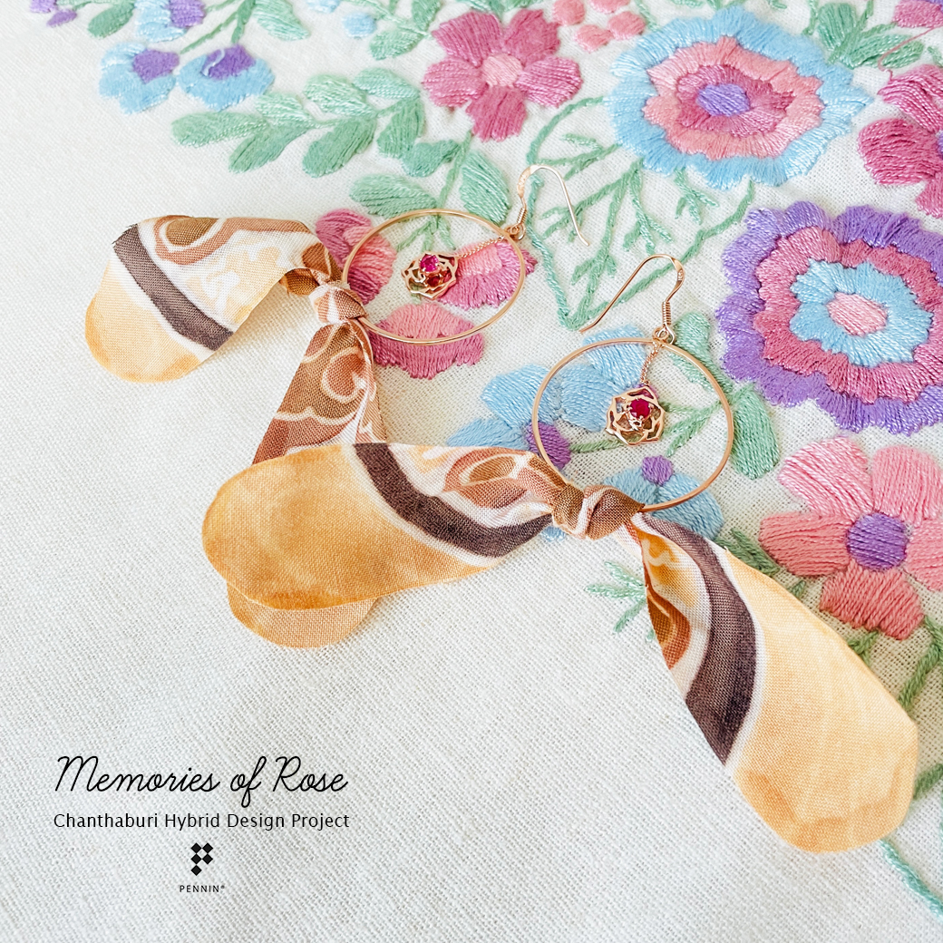 ต่างหูกุหลาบ Memories of Rose เงินแท้ 925 ชุบโรสโกลด์ ประดับพลอยทับทิมสยาม และผ้าบาติก สีน้ำตาล ดินเหมืองพลอย