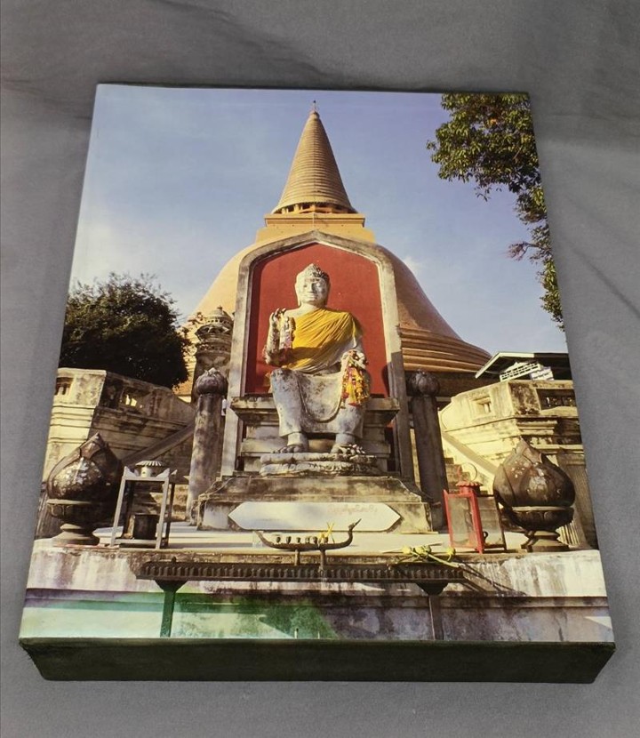 หนังสือ"สุดยอดพระเครื่องเมืองนครปฐม" รวบรวมโดย อ.ลิ้ม นครปฐม เมื่อปี 2538 (พร้อมกล่อง)