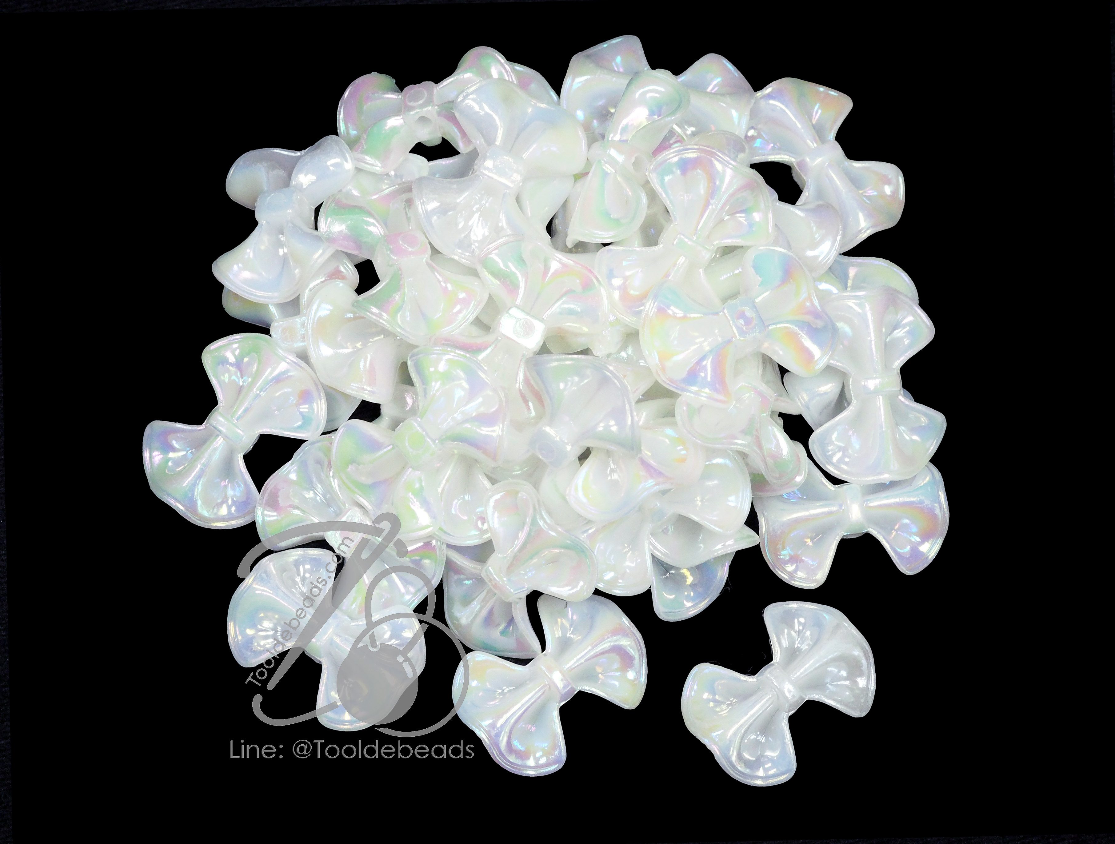 ลูกปัดพลาสติก เคลือบรุ้ง 22*30มม. ลายโบว์อ้วน สีขาวรุ้ง (80 กรัม) SKU-15243