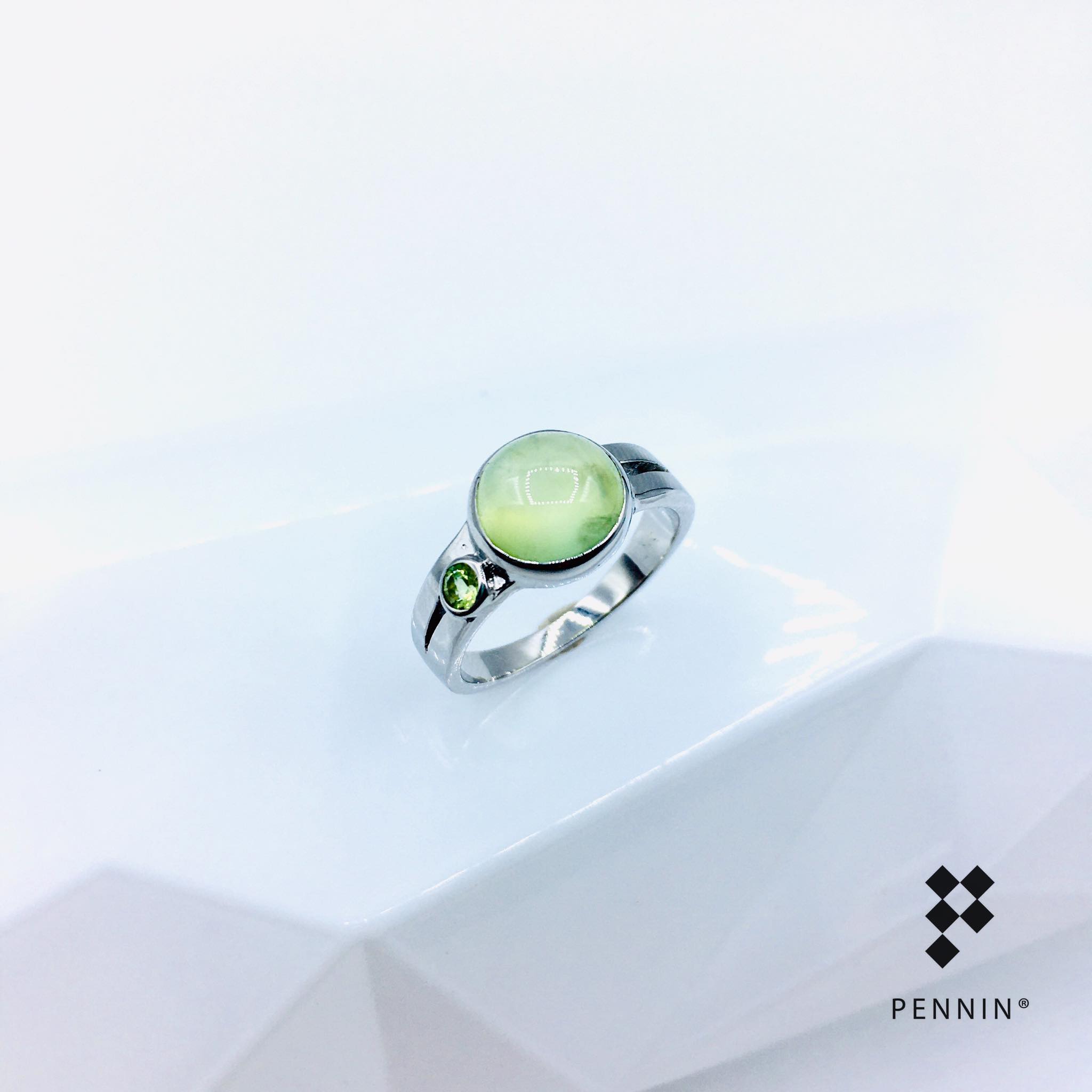 Sun & Moon แหวนพลอยเขียวเหนี่ยวทรัพย์ พรีไนท์ (Prenite) & เพอริดอท (Peridot) เรียบ เท่ มีสไตล์