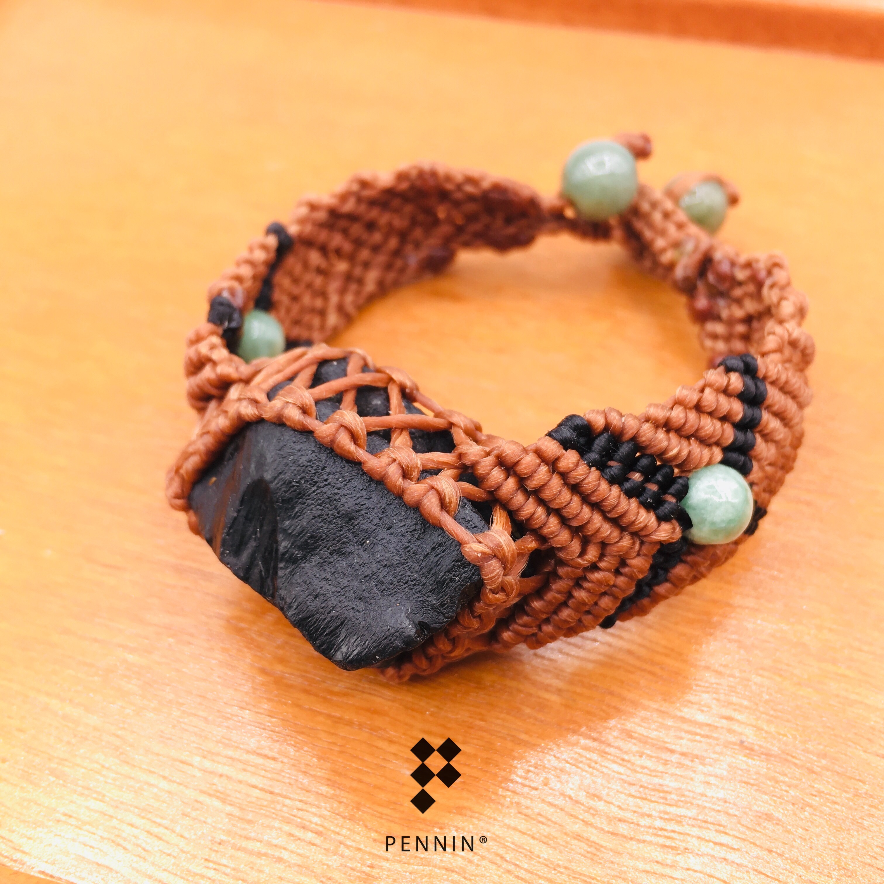 สร้อยข้อมือนิลดิบเชือกเทียนถักขนาดกลางคละสี ปลายแต่งลูกปัดหยกแท้ สายสร้อยข้อมือปรับรูดยืดได้สูงสุด 22 cm : สีน้ำตาล