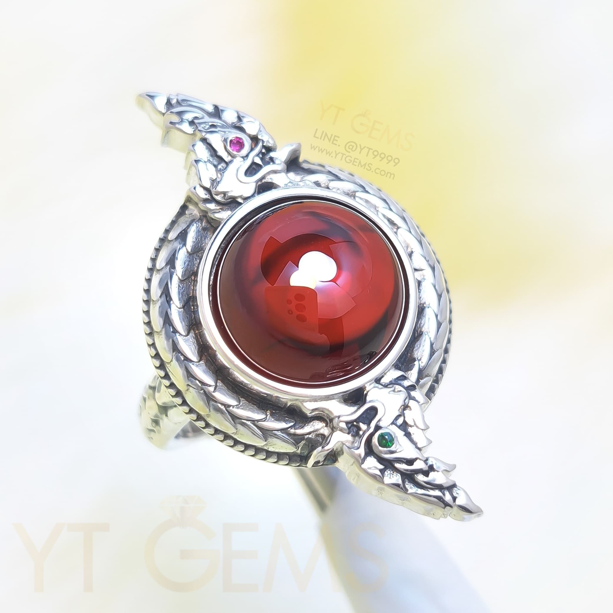 [สำหรับ ราคาส่ง ขั้นต่ำ 5 ชิ้น] แหวน บ่วงนาคบาศ มณีสีแดง CZ ตาทับทิม-มรกต แหวน เงินแท้ รมดำ YTG-5852-WH YTGEMS 5 ชิ้น