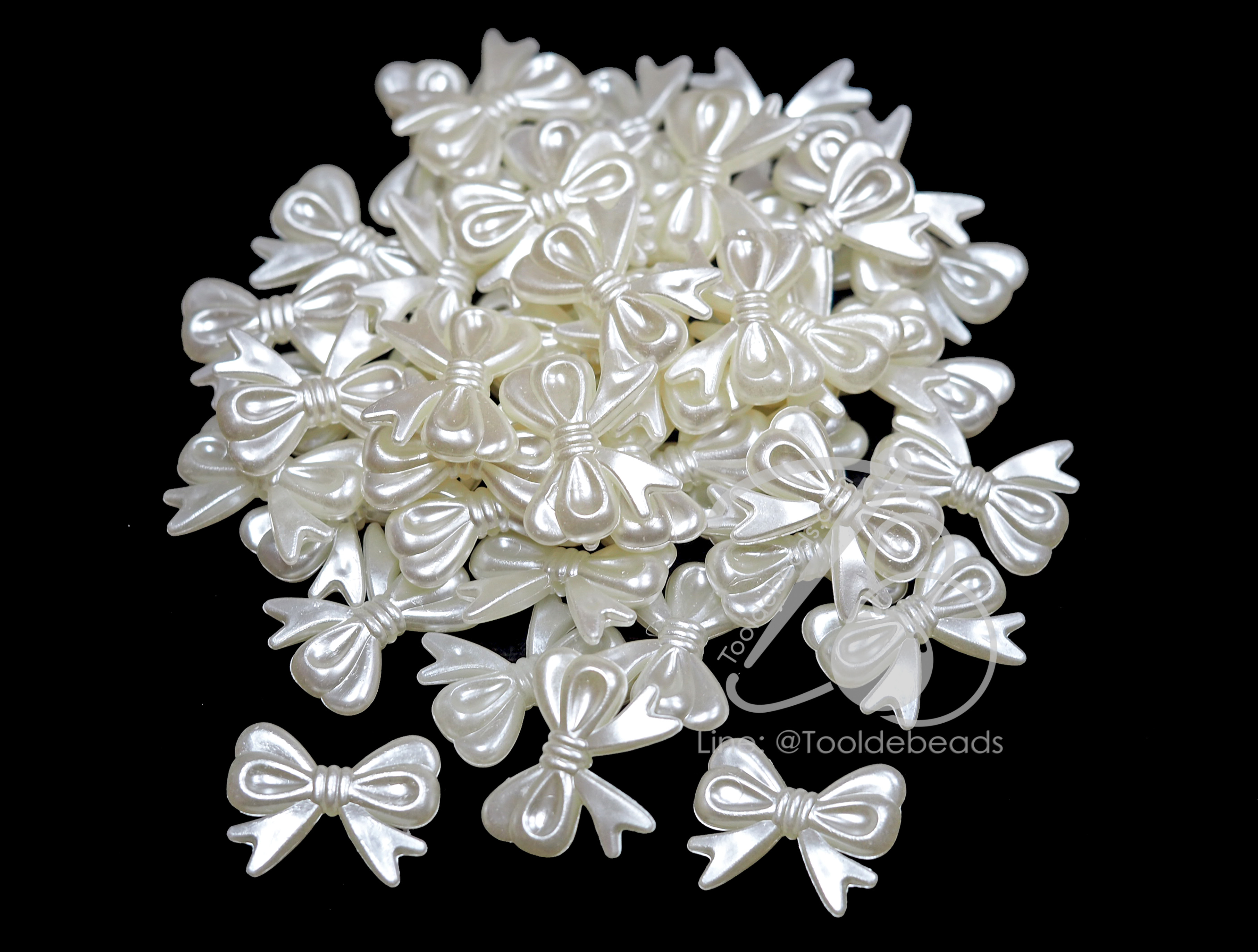 ลูกปัดมุกพลาสติก 27มม. ลายโบว์ใหญ่ สีครีม (80 กรัม) SKU-13881