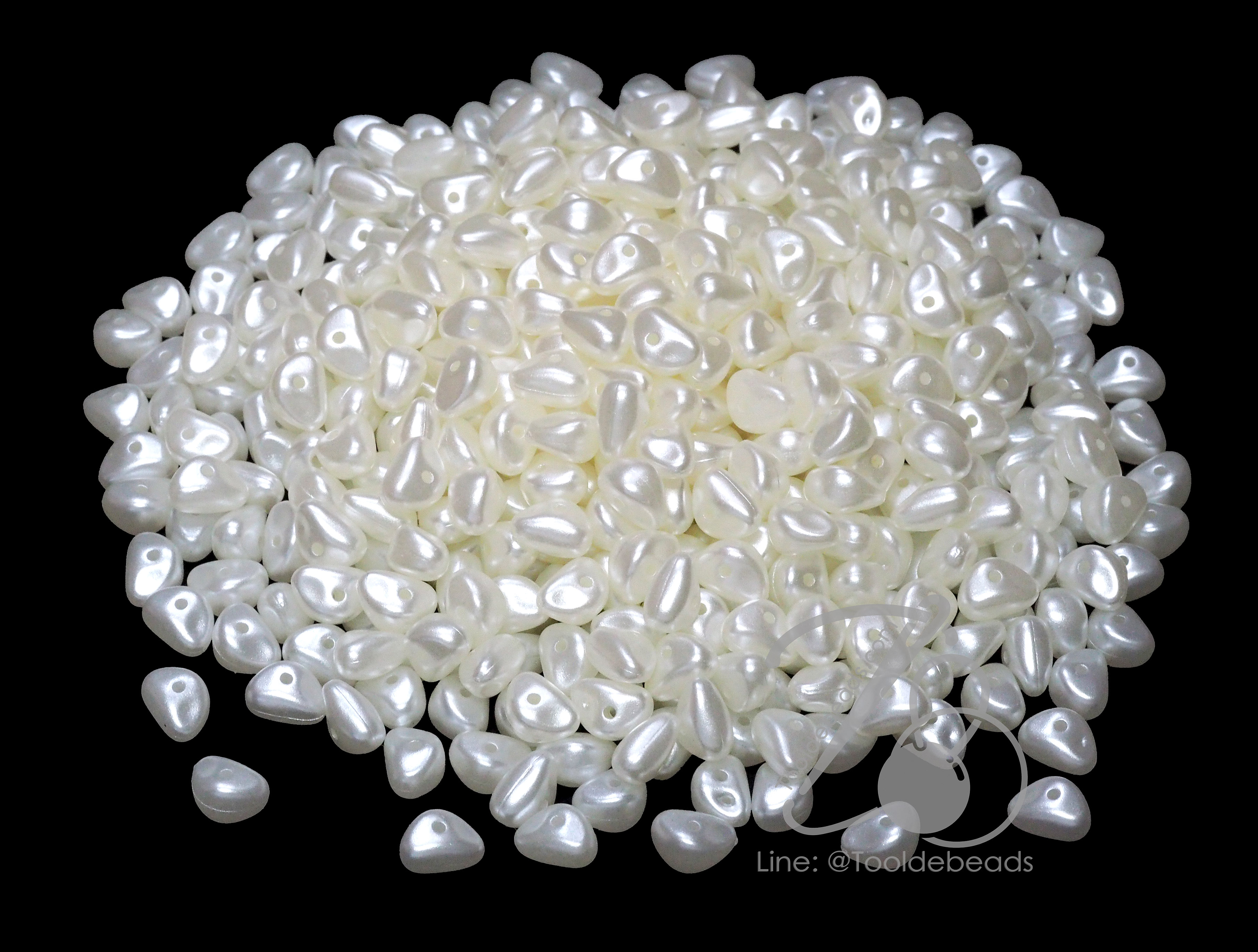 ลูกปัดมุกพลาสติก 8มม ลายหินแตกเม็ดเหลี่ยม สีครีม (500กรัม) SKU-15287