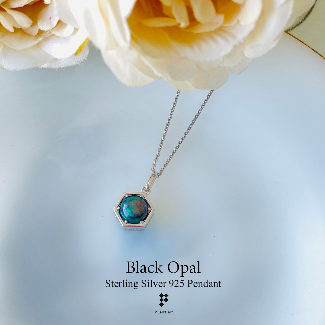 จี้โอปอลสีดำ (Black Opal) ขนาด 8 mm ประกายสีเขียว ฝังหนามเตย ชุบทองคำขาว