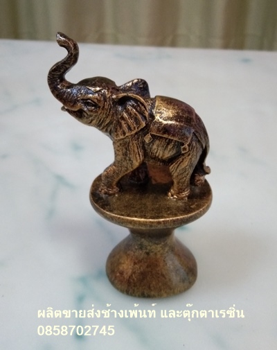 ช้างเรซิ่นบนฐาน