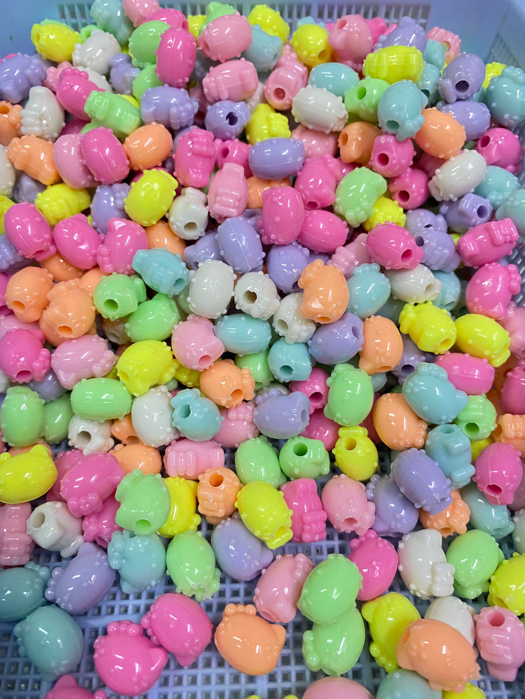 ลูกปัดอะคริลิค 14*12มม. ลายแมว คละสีหวาน (15 กรัม) SKU-08471
