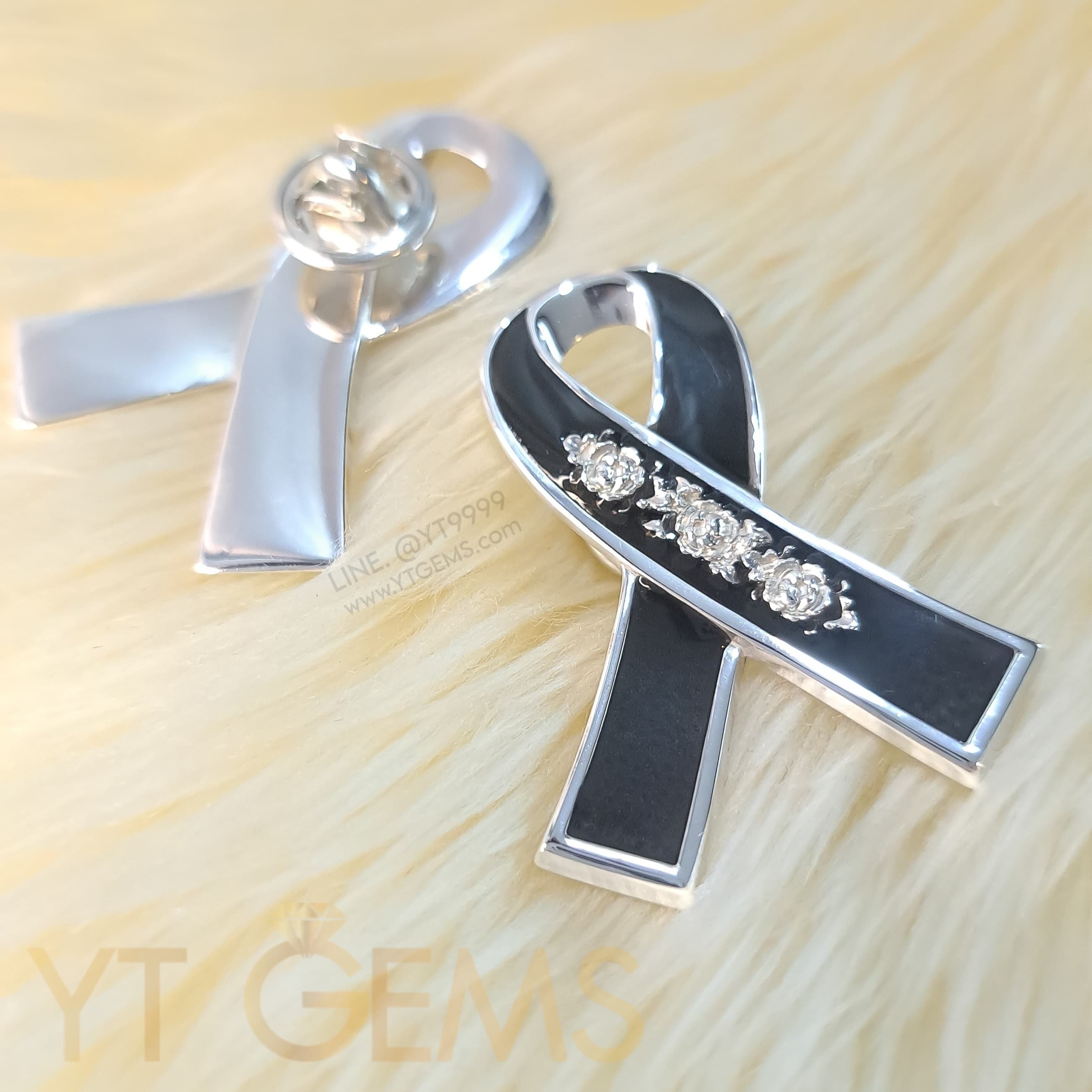 [สำหรับ ราคาส่ง ขั้นต่ำ 5 ชิ้น] เข็มกลัดไว้อาลัย (ดอกพุดตาน) โบว์ไว้อาลัย เงินแท้ YTG-11993-WH YTGEMS ขั้นต่ำ 5 ชิ้น