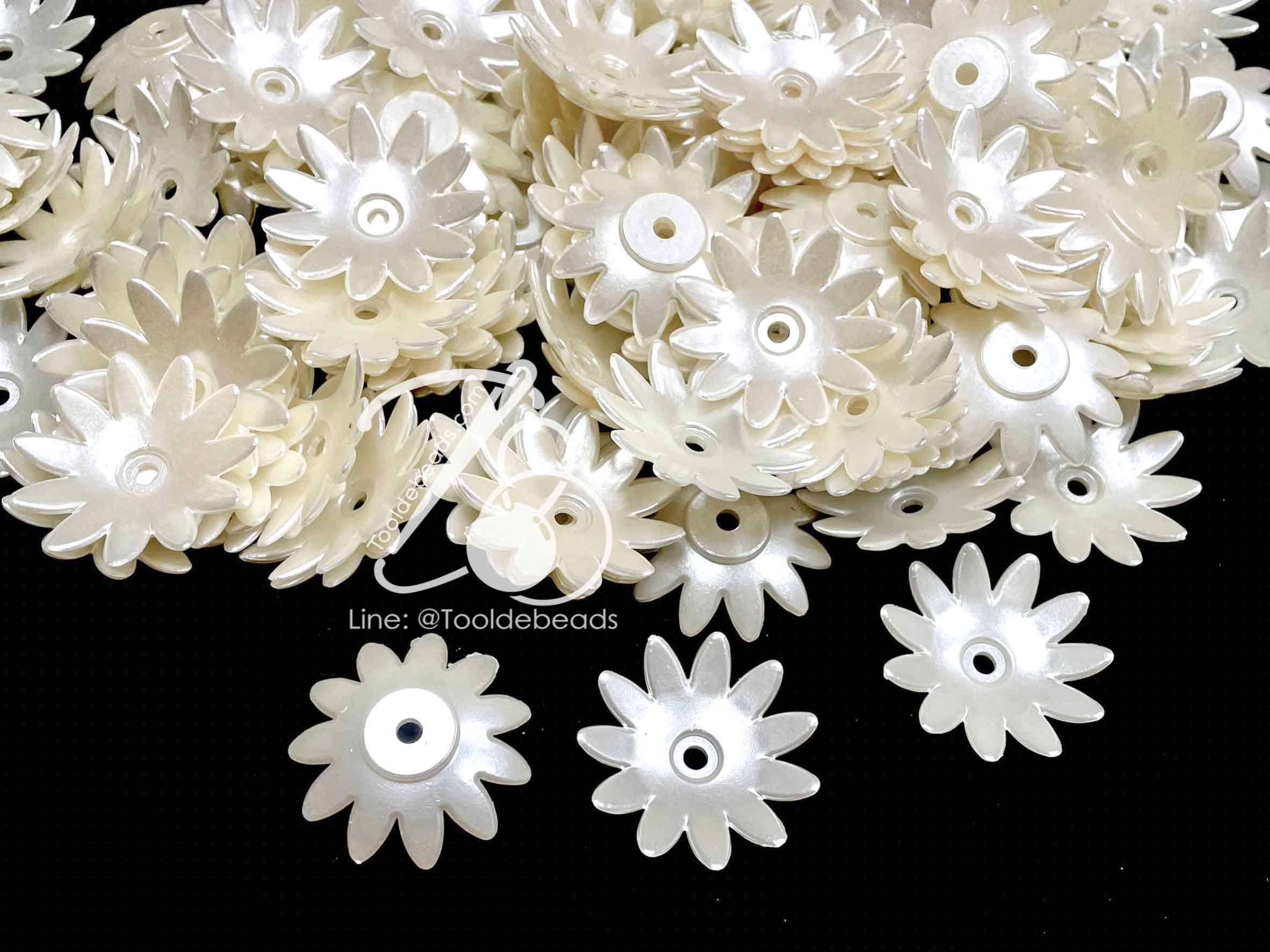ลูกปัดมุกพลาสติก 31มม. ลายดอกไม้บาน สีครีม (80 กรัม) SKU-12778