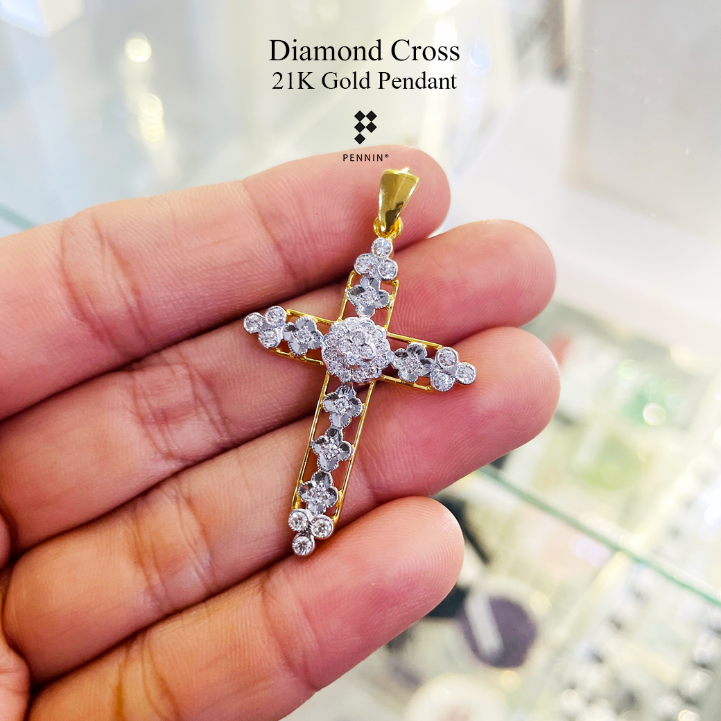 จี้กางเขนทองคำแท้ ลายดอกไม้ ประดับเพชรแท้ น้ำ 97 0.525 ct งานขึ้นมือทอง 90