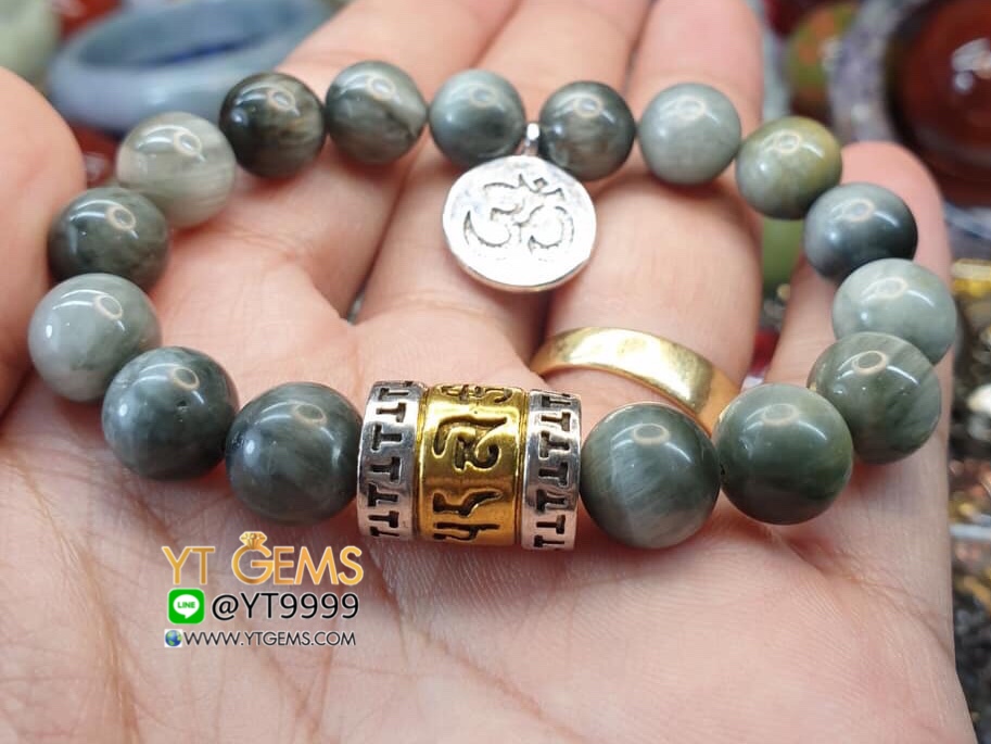 สร้อยข้อมือหินตาเหยี่ยว ตกแต่งล้อลงคาถา+จี้โอม หินตาเหยี่ยวแท้ 10mm YTG-7896 YTGEMS
