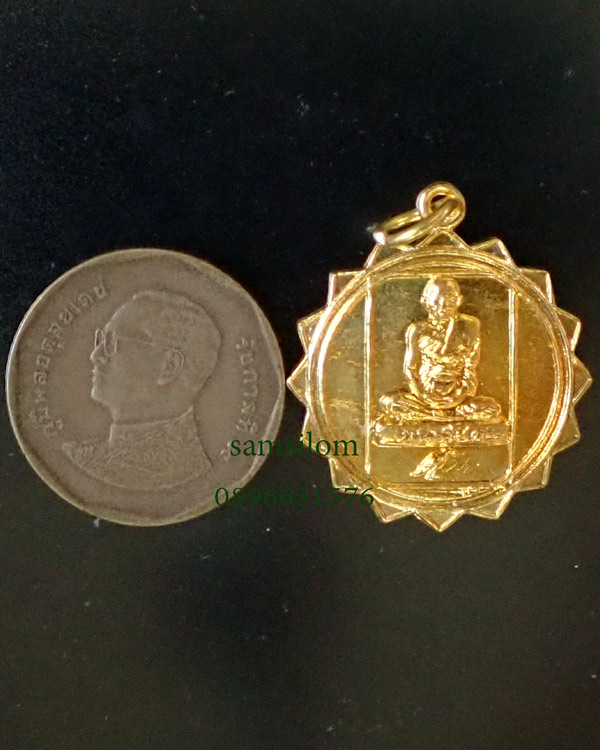 หลวงพ่อเชิญ วัดโคกทอง อยุธยา เหรียญกงจักรรูปเหมือน หลังพระสีวลี ปี25 กะไหล่ทอง สวย