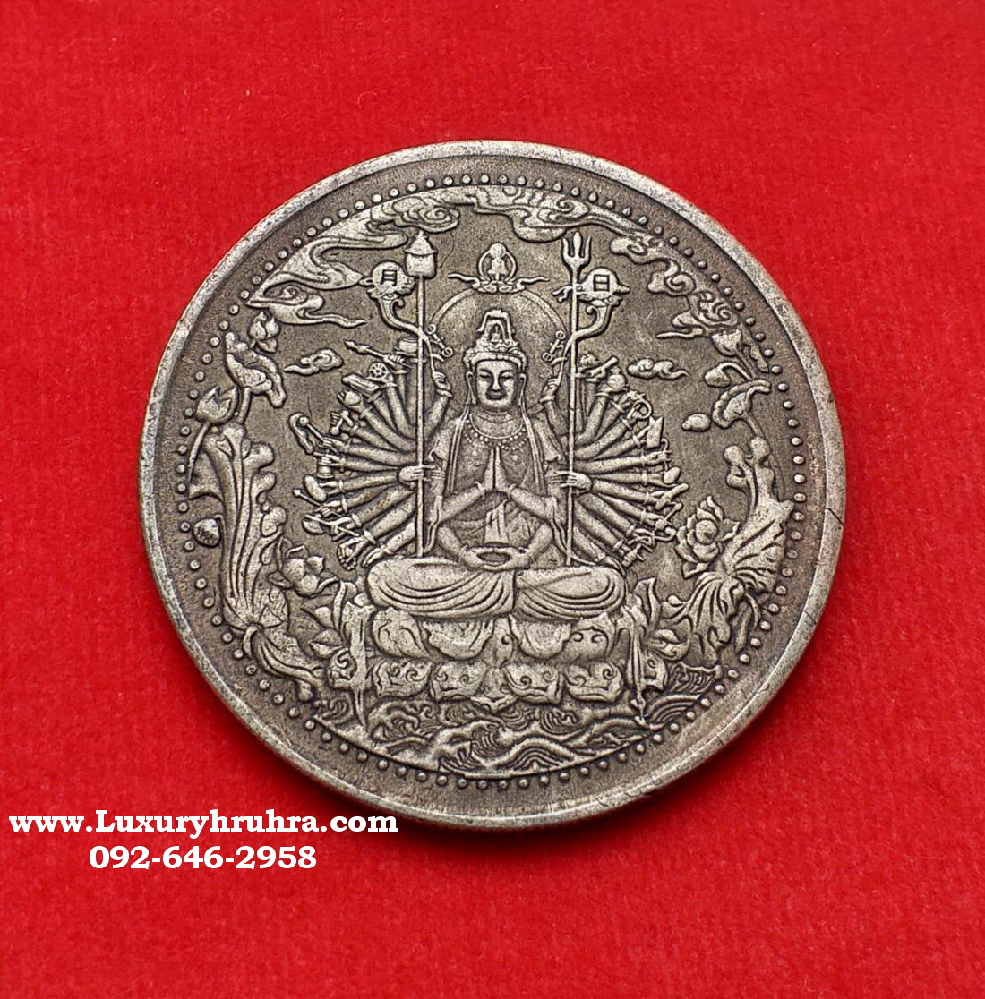 เหรียญพระโพธิสัตว์เจ้าแม่กวนอิมปางพันเนตรพันกรด้านหลังพระคาถา