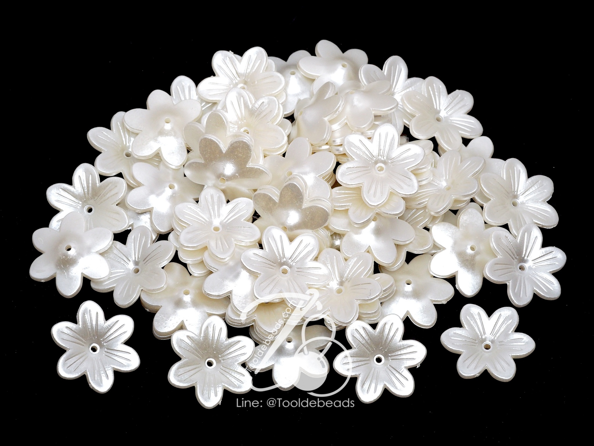 ลูกปัดมุกพลาสติก 21มม. ลายดอกไม้ สีครีม (80 กรัม) SKU-12739