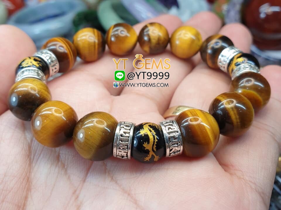 สร้อยข้อมือหินตาเสือ ตกแต่งล้อสลักคาถา หินตาเสือแท้ 12mm นิลแท้ สลักมังกร 10mm YTG-7900 YTGEMS