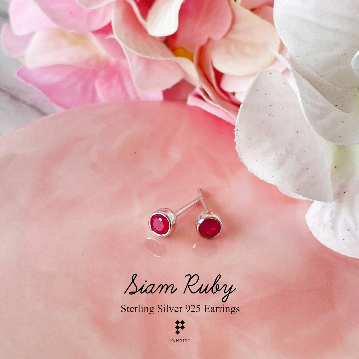 Siam Ruby Stud Earrings ต่างหูทับทิมสยาม เม็ดเดี่ยว เข้าตัวเรือนฝังหุ้ม เงินแท้ 92.5% ชุบทองคำขาว