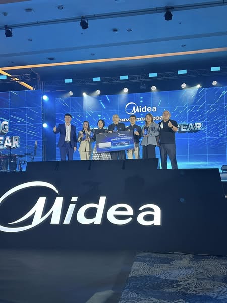 เฮียพรชัยแอร์รับรางวัลจากแอร์ Midea