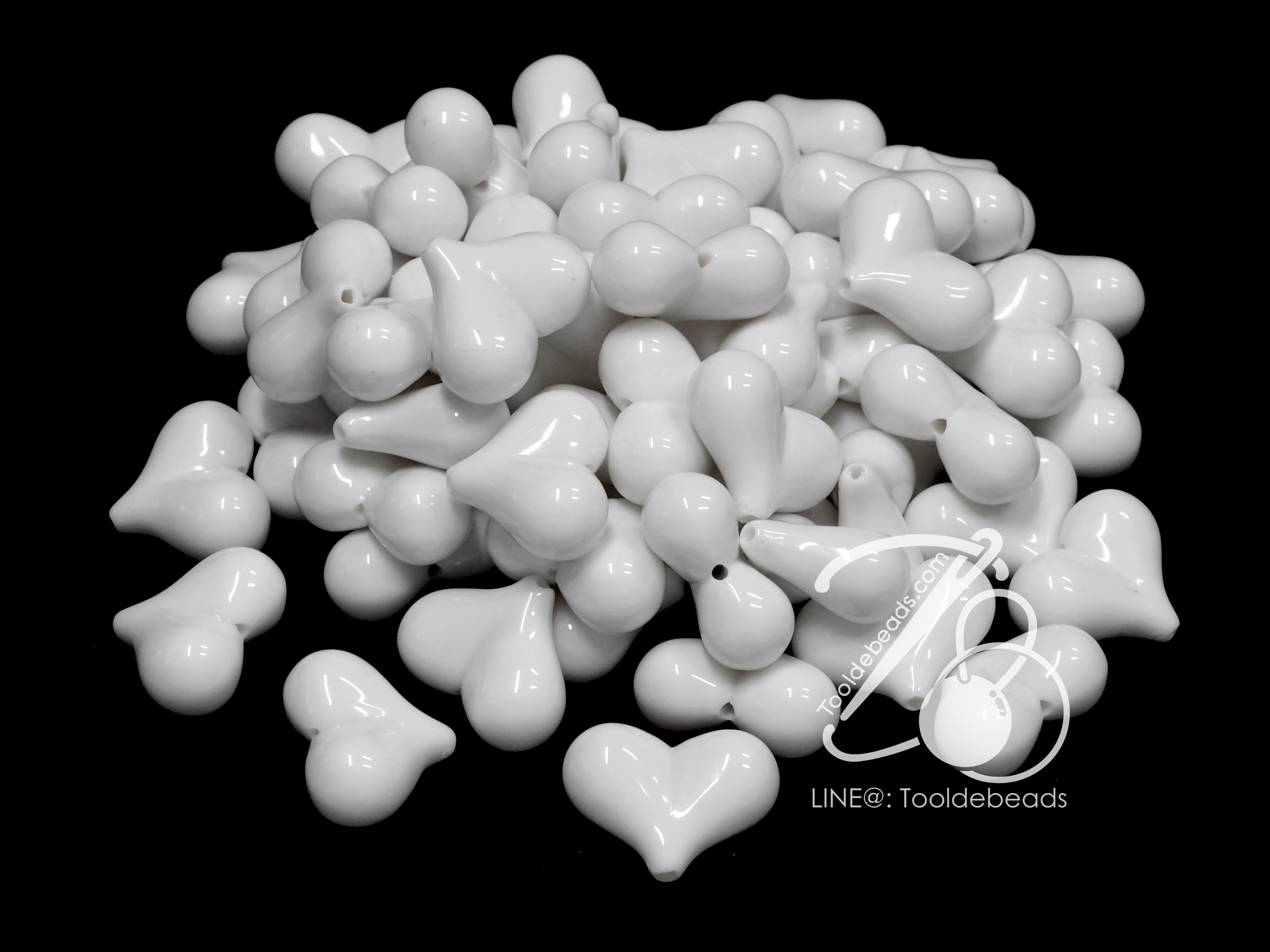 ลูกปัดอะคริลิค 22*17มม. ลายหัวใจแหลม สีขาว (80 กรัม) SKU-14168
