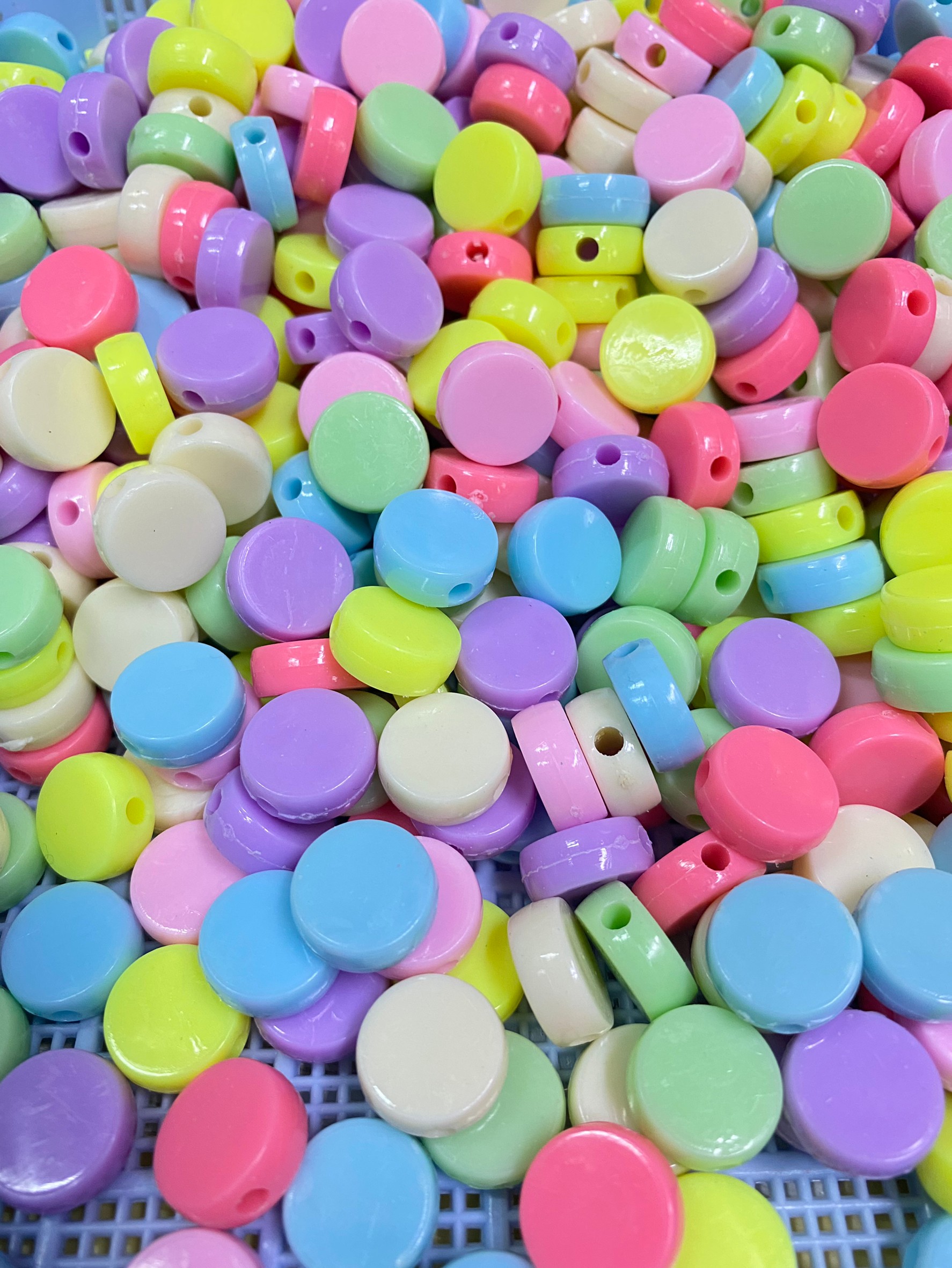 ลูกปัดอะคริลิค 15*6มม. กลมแบน คละสีหวาน (15 กรัม) SKU-08480