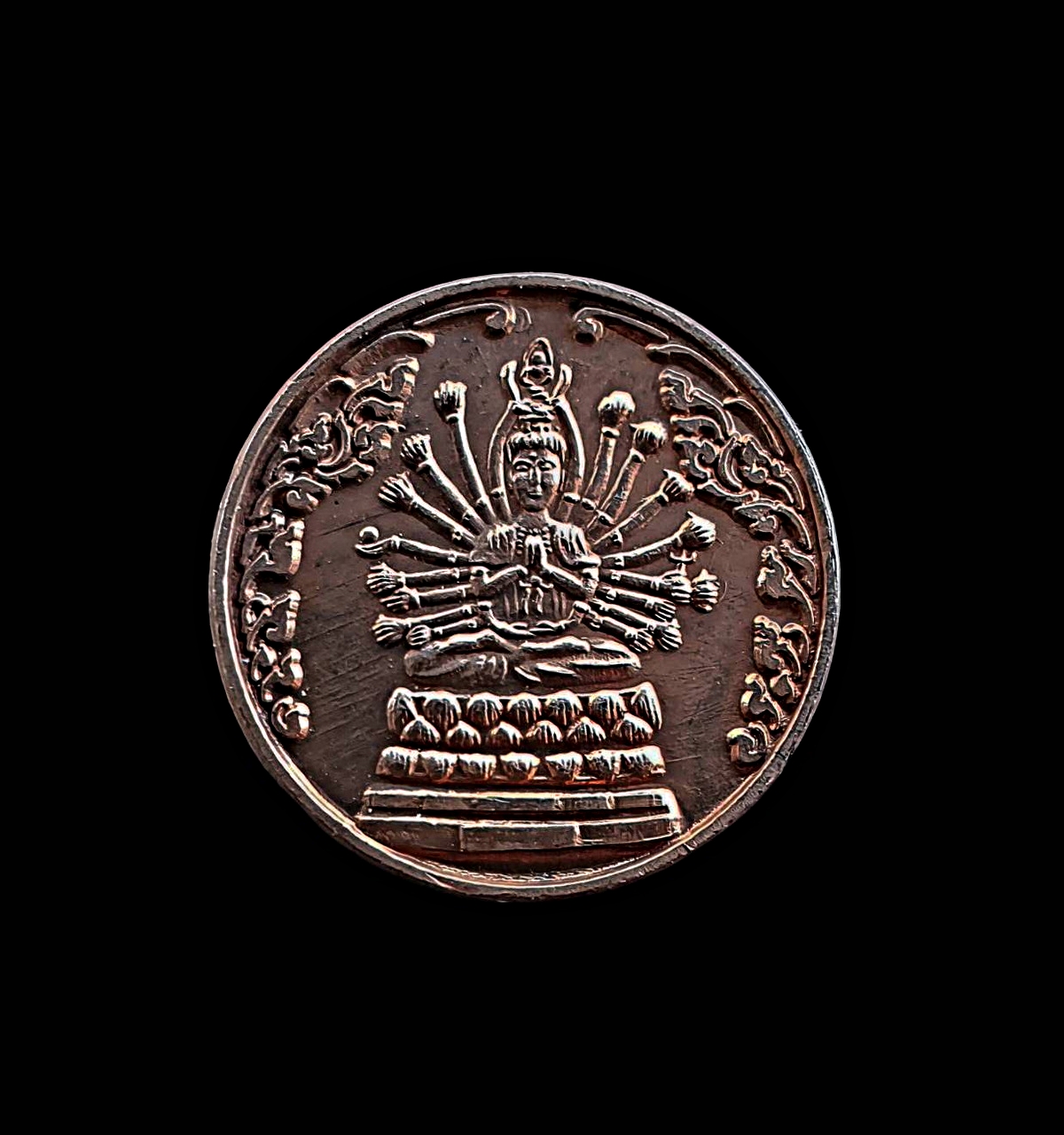 เหรียญพระโพธิสัตว์เจ้าแม่กวนอิมปางพันเนตรพันกรรุ่นอยู่เย็นเป็นสุขเนื้อทองแดง