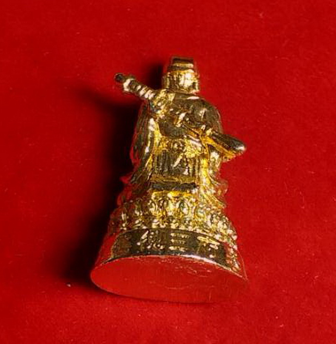 รูปหล่อลอยองค์เซียนซือมูลนิธิไตรคุณธรรมซำเต็กไท้จ.ชลบุรีเนื้อกะไหล่ทองขนาดความสูง2.5เซนติเมตรหน้ากว้าง1.5เซนติเมตร