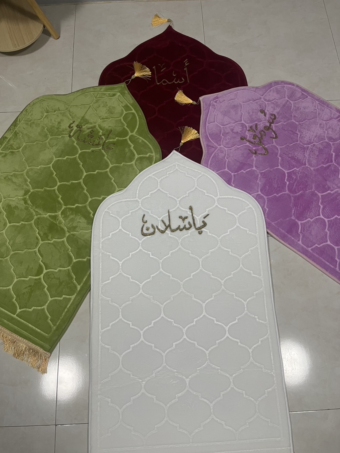 ผ้าปูละหมาดสลักชื่อ พรมละหมาดสลักชื่อ แบบหนานุ่มขนาด 65x110cm สินค้าพร้อมส่ง แจ้งชื่อสอบถามทักแชทหาแอดมินร้านได้นะคะ