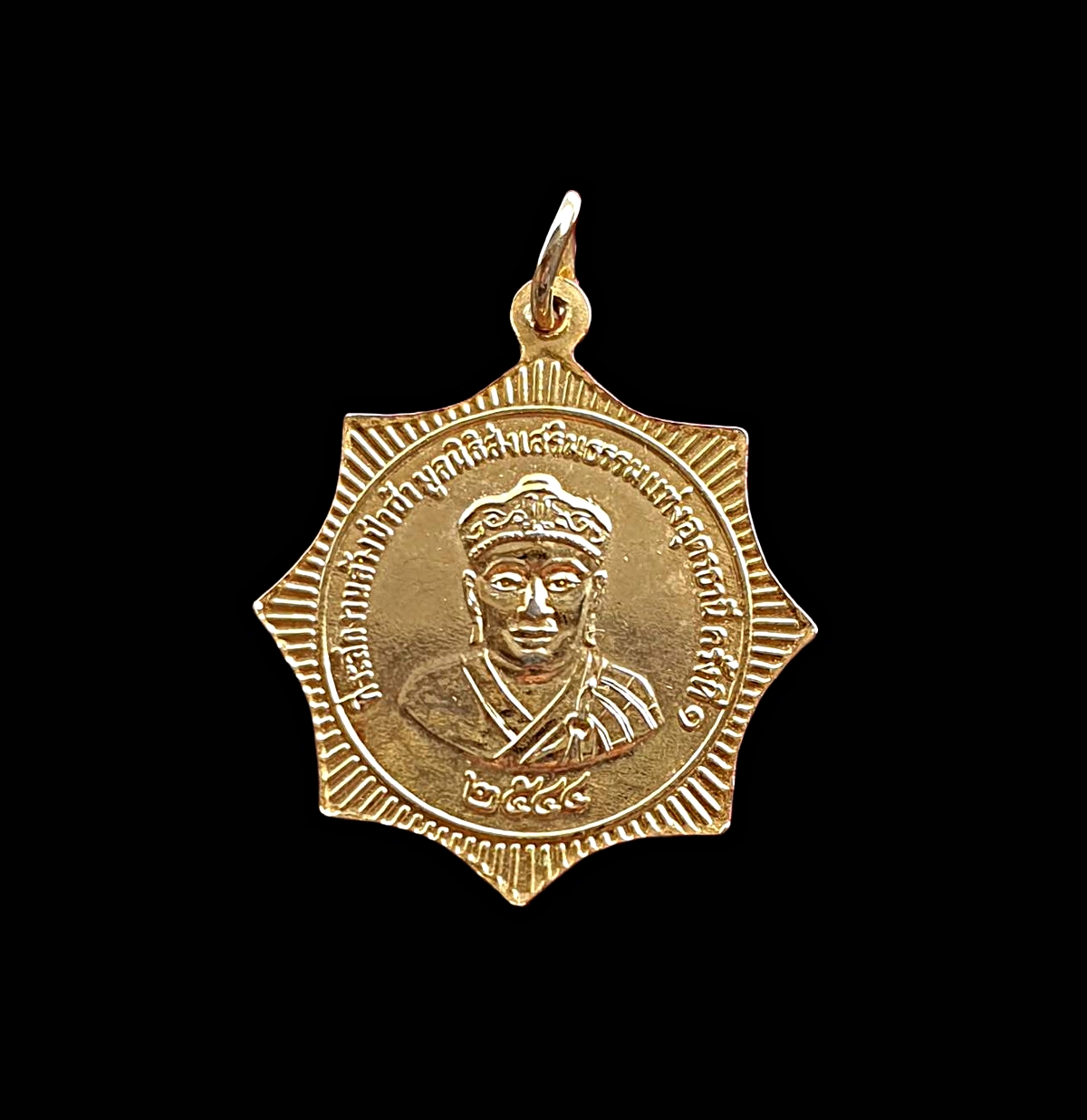 เหรียญโป๊ยเซียนโจวซือด้านหลังองค์ไต้ฮงกงที่ระลึกงานล้างป่าช้ามูลนิธิส่งเสริมธรรมแห่งอุดรธานีครั้งที่1ปี2544เนื้อกะไหล่ทอง