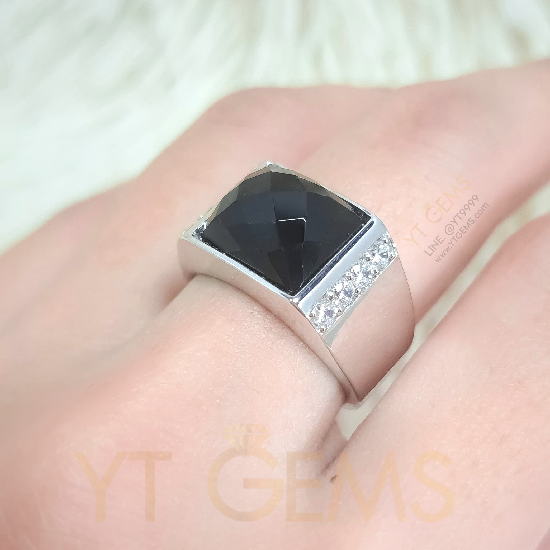 [สำหรับ ราคาส่ง ขั้นต่ำ 5 ชิ้น] แหวนนิลแท้ ขนาบเพชร แหวน เงินแท้ ชุบทองคำขาว YTG-11809-WH YTGEMS 5 ชิ้น