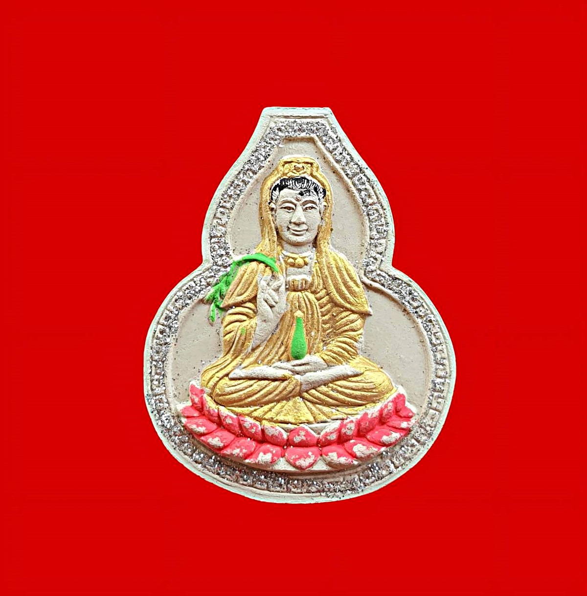 พระเนื้อผงพระโพธิสัตว์เจ้าแม่กวนอิมประทับบนดอกบัวประทานพรพิมพ์จัมโบ้รูปทรงน้ำเต้า