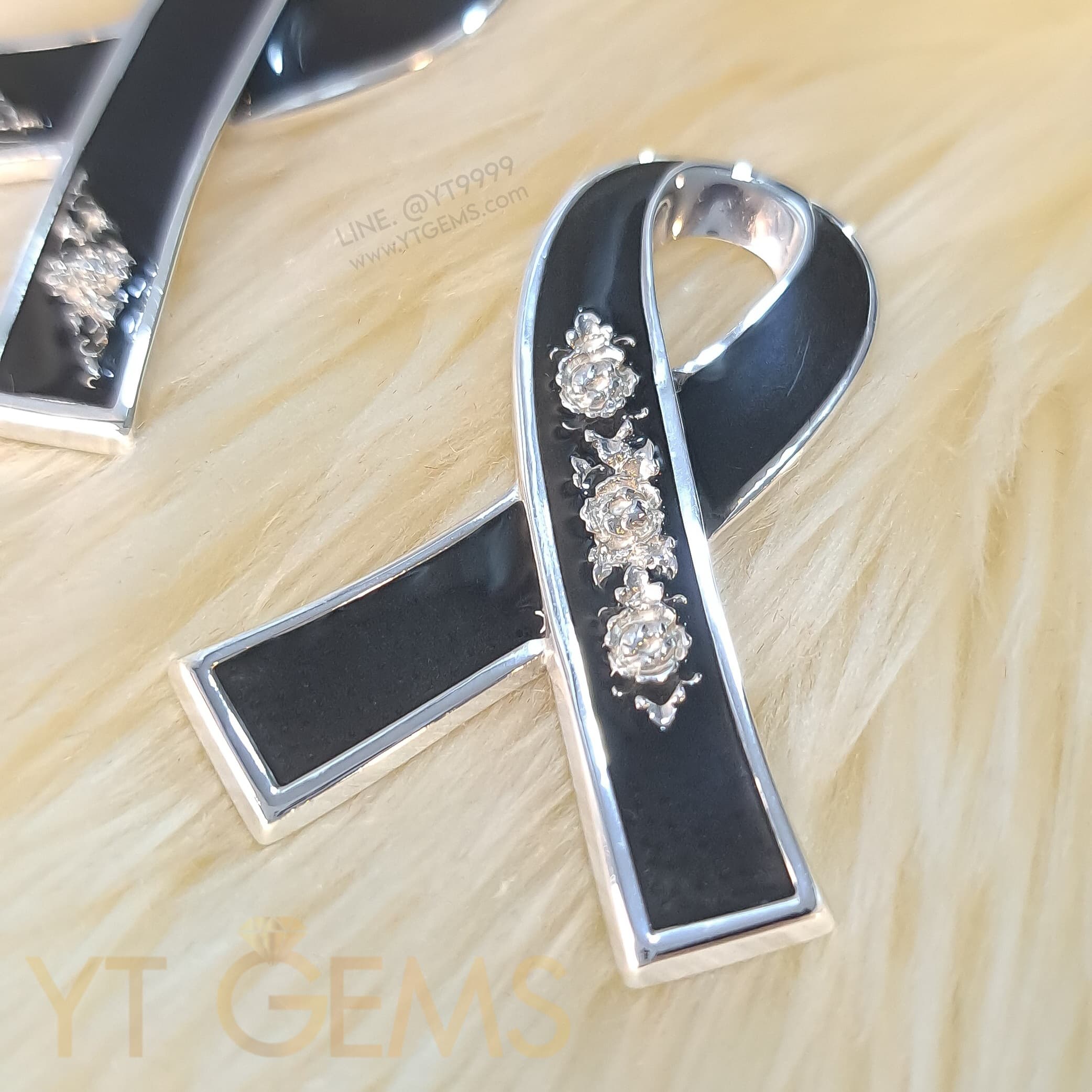 [สำหรับ ราคาส่ง ขั้นต่ำ 5 ชิ้น] เข็มกลัดไว้อาลัย (ดอกพุดตาน) โบว์ไว้อาลัย เงินแท้ YTG-11993-WH YTGEMS ขั้นต่ำ 5 ชิ้น