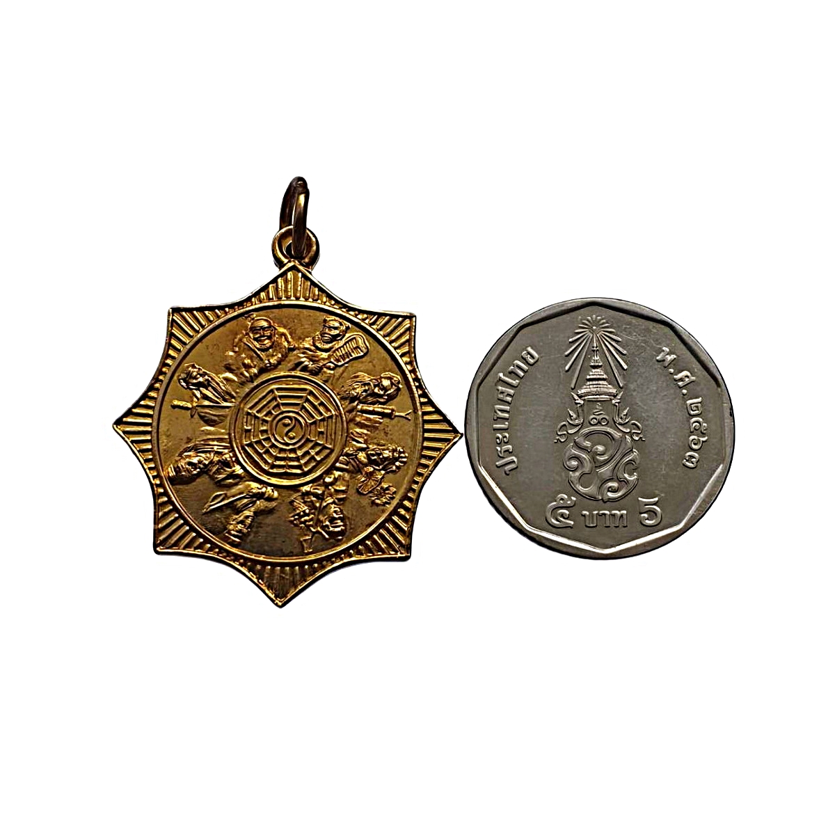 เหรียญโป๊ยเซียนโจวซือด้านหลังองค์ไต้ฮงกงที่ระลึกงานล้างป่าช้ามูลนิธิส่งเสริมธรรมแห่งอุดรธานีครั้งที่1ปี2544เนื้อกะไหล่ทอง